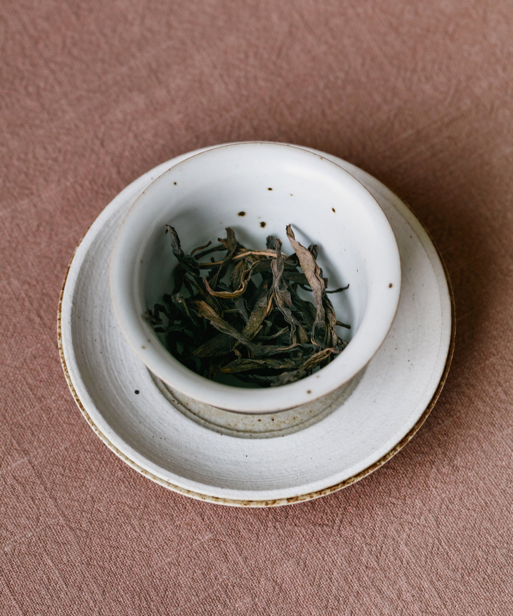 Brewing Yi Yi Rice Phoenix oolong in a gaiwan, charcoal-roasted everyday oolong from Chaozhou, Guangdong