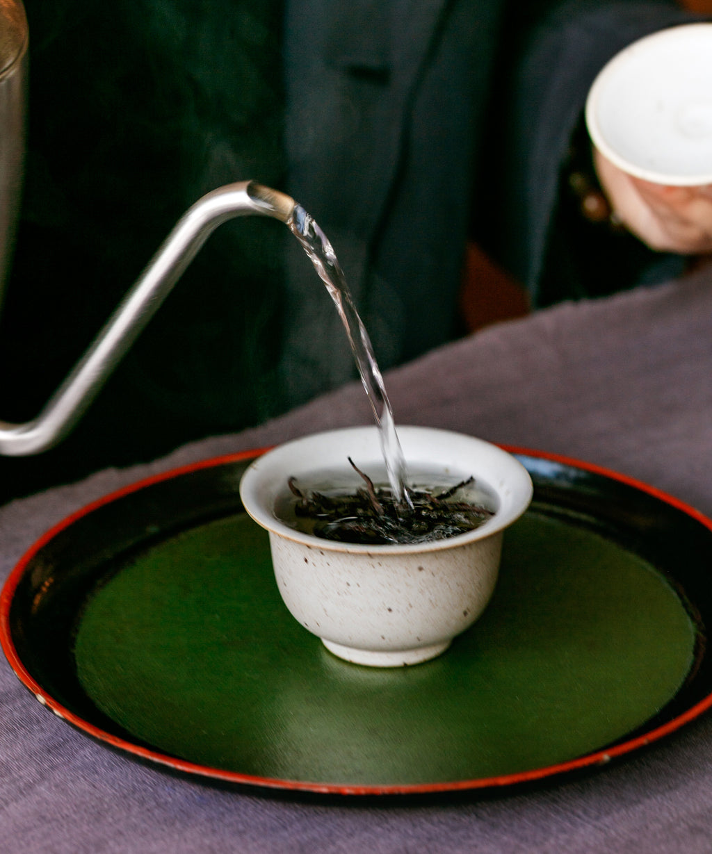Gold Peony oolong brewed liquor — raw cacao, peach, and nectarine notes from Jade Stone Cliff