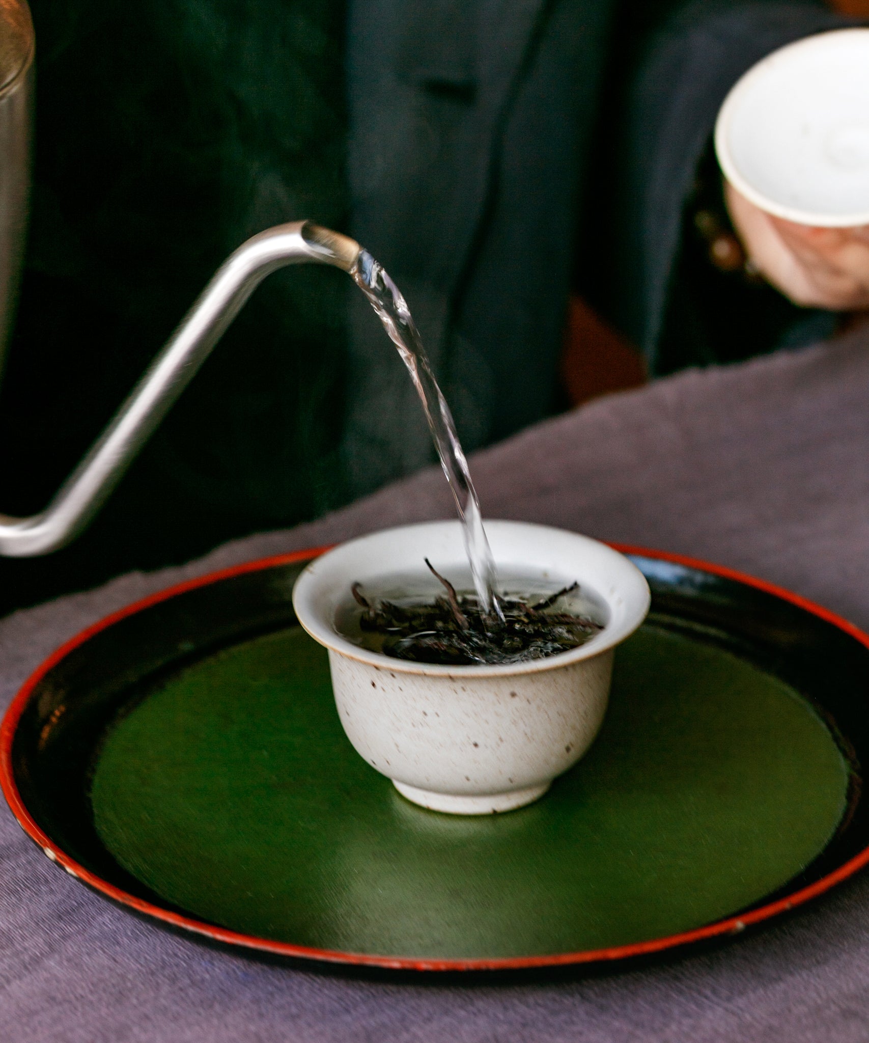Gold Peony oolong brewed liquor — raw cacao, peach, and nectarine notes from Jade Stone Cliff