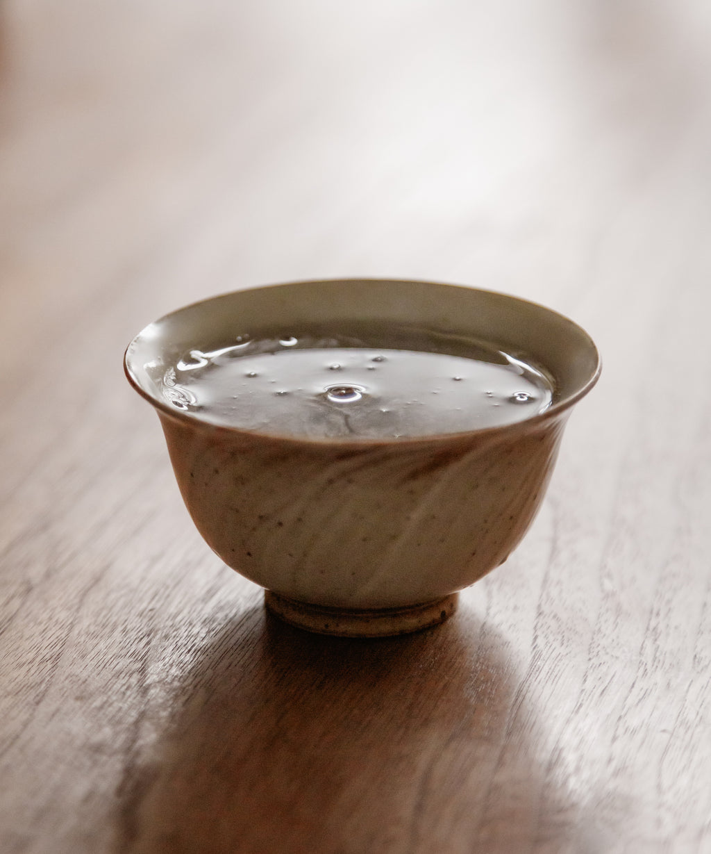 Old Grove Lingtou Baiye golden liquor with purple flowers, cooked fruits, and black plum notes, Chaozhou