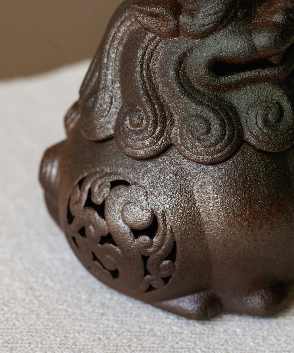 Top view of the ceramic lion incense burner by Jingdezhen ceramicist Zhu Ji
