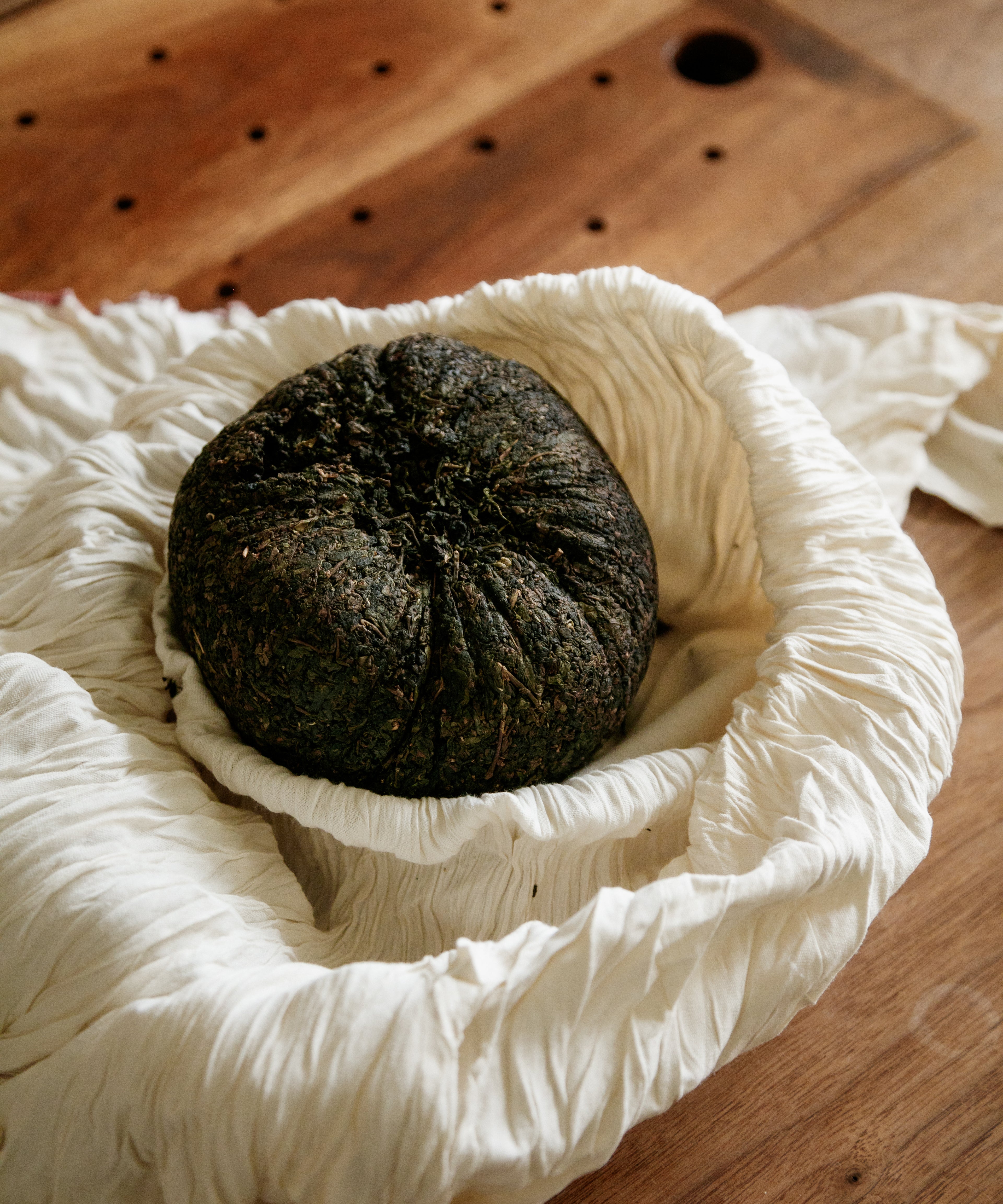 Dinosaur Egg hand-rolled Golden Cassia oolong by Master Lin Zhenwen — charcoal roasted Anxi heritage tea, fruity and floral