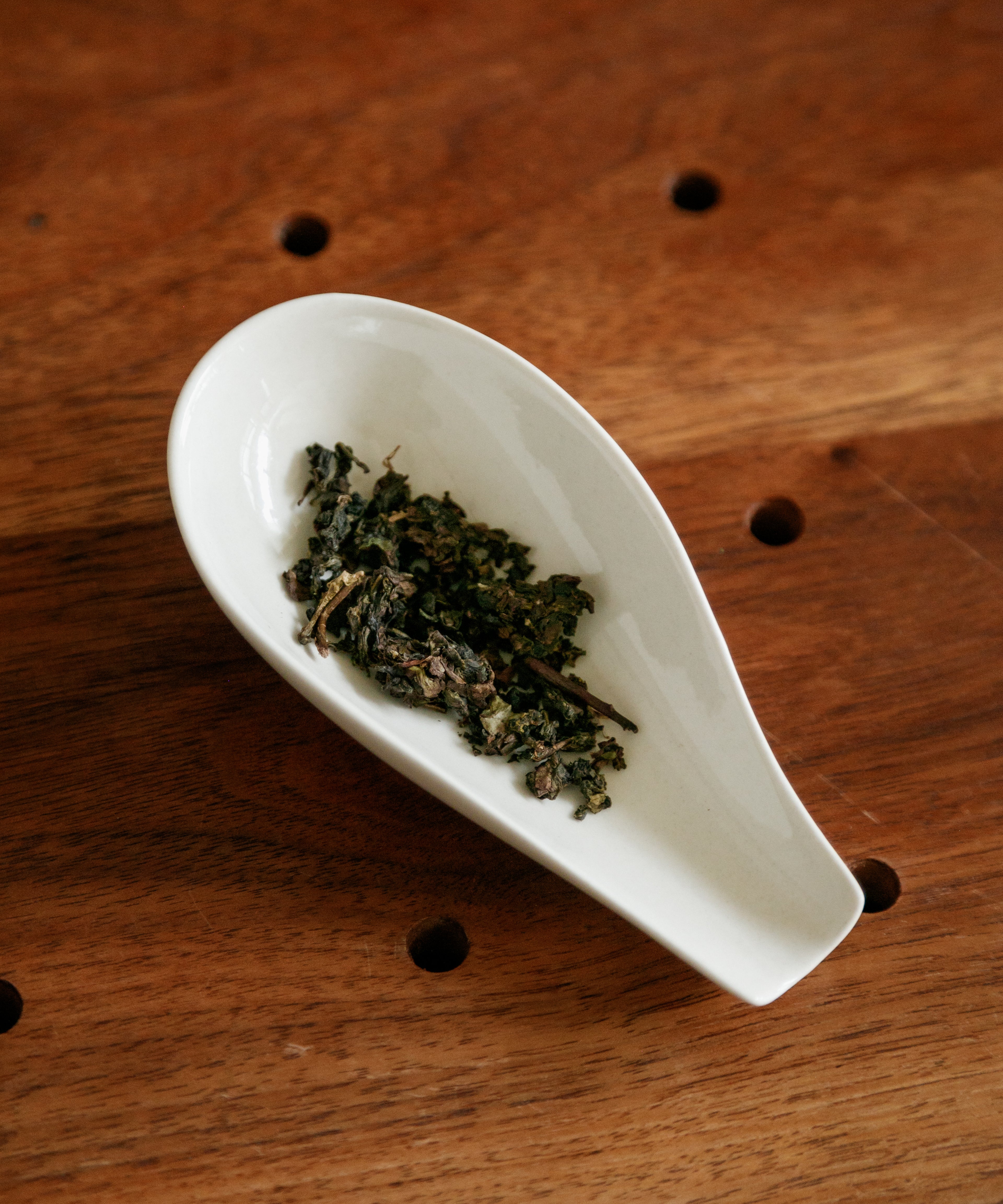 Dinosaur Egg oolong champagne-coloured liquor — charcoal roasted 6 rounds, 20+ hours each, woody Golden Cassia notes