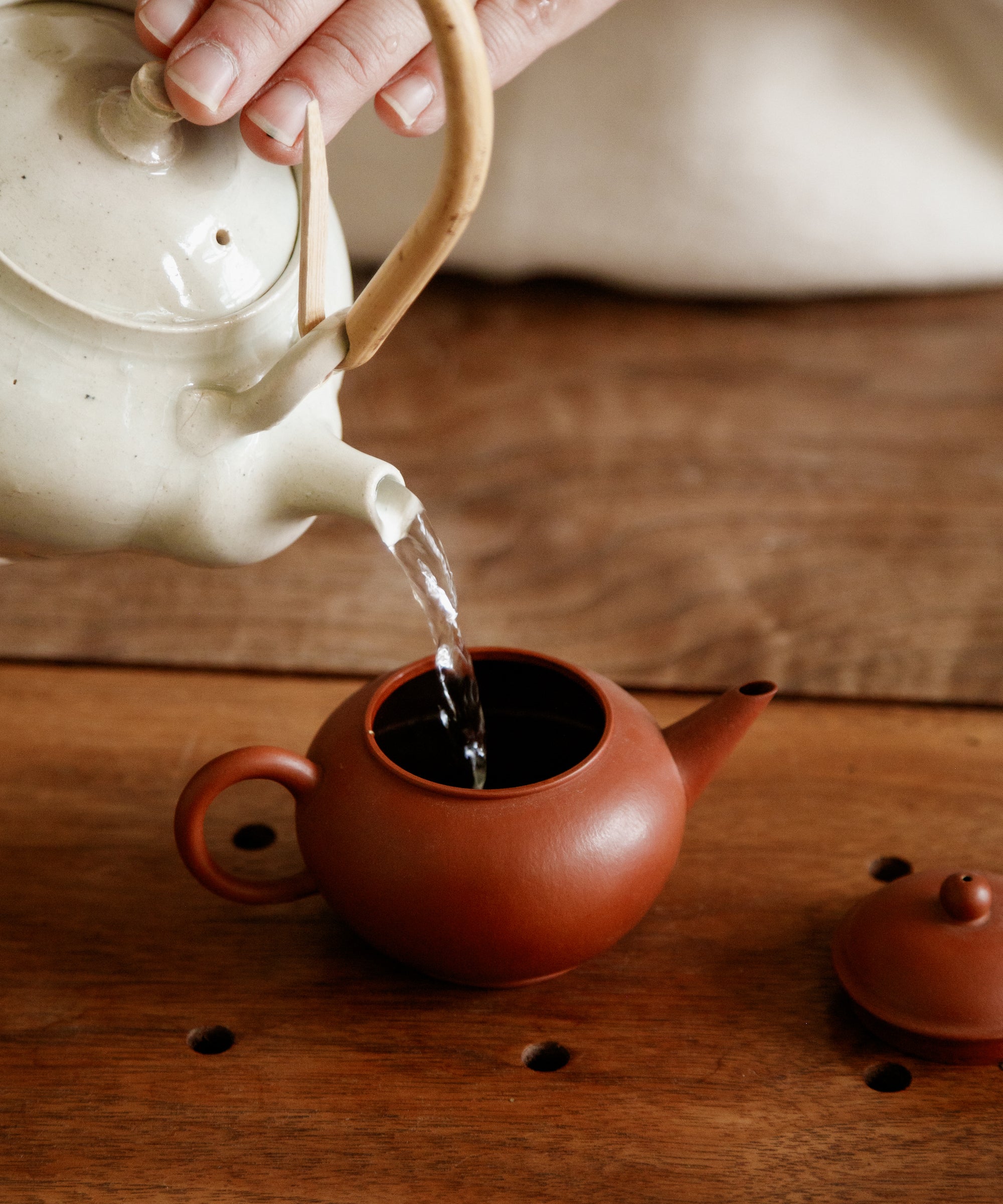 Pouring Dinosaur Egg oolong from pitcher — Qing Dynasty heritage craft, 10 infusions