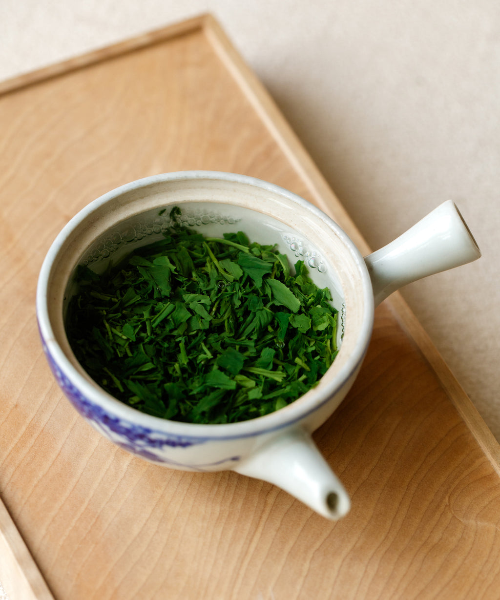 Uji Gyokuro Takumishin in a hōhin ready for brewing