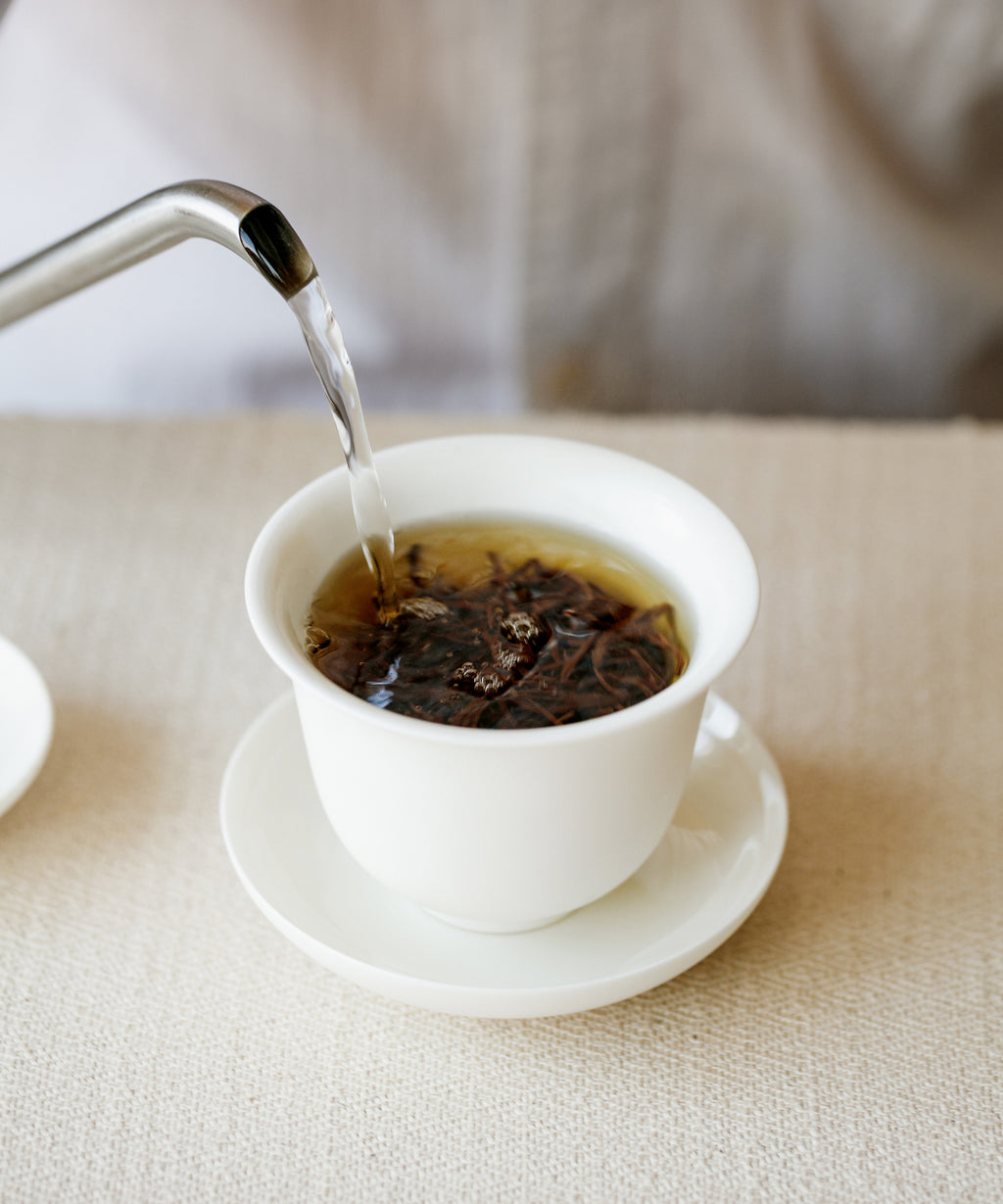 Brewing Rose Keemun Gold in a gaiwan, two rounds of traditional rose scenting with fresh flowers