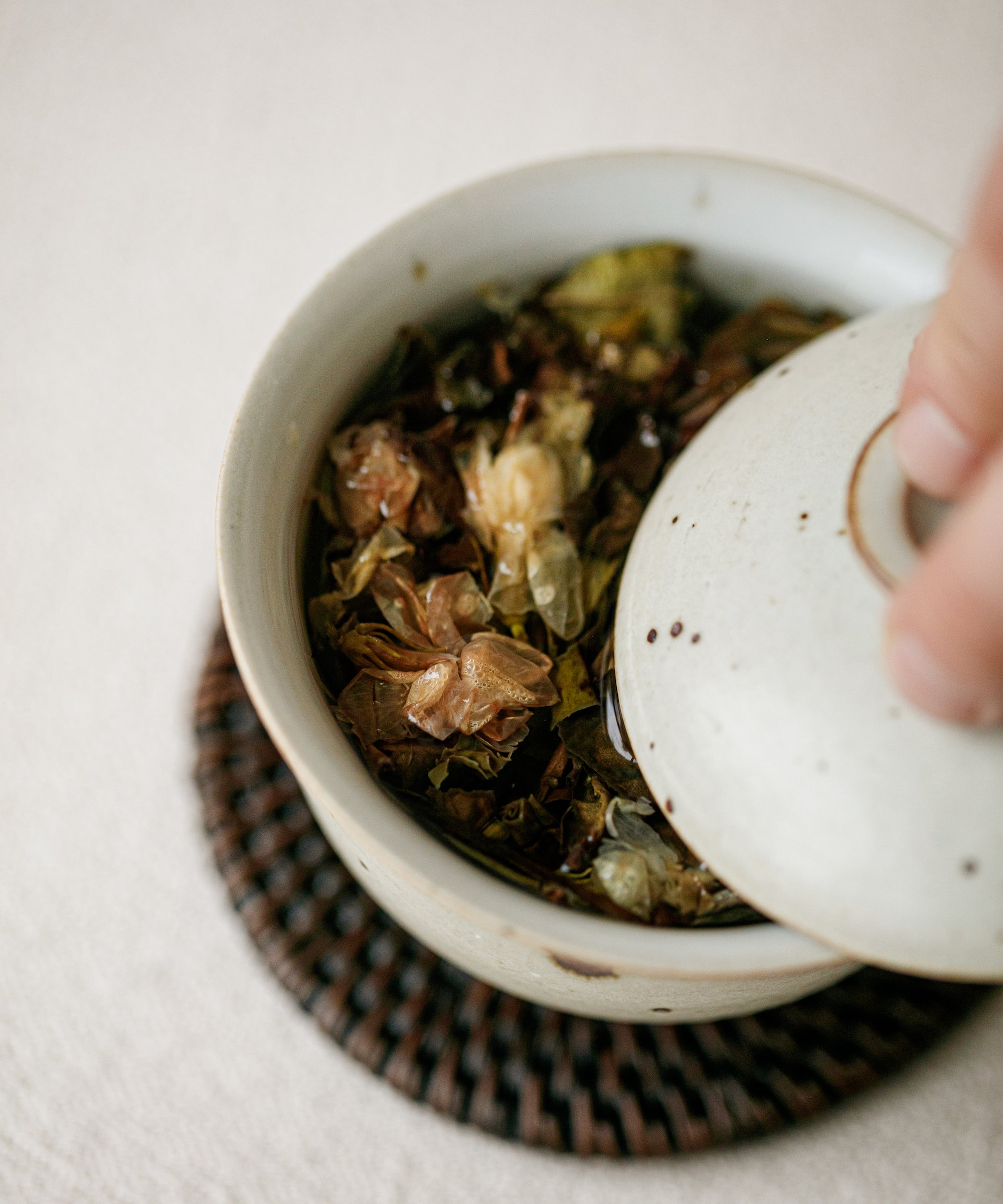 Pouring Jasmine Wild White into cup — refreshing density with elegant constriction of alpine flowers