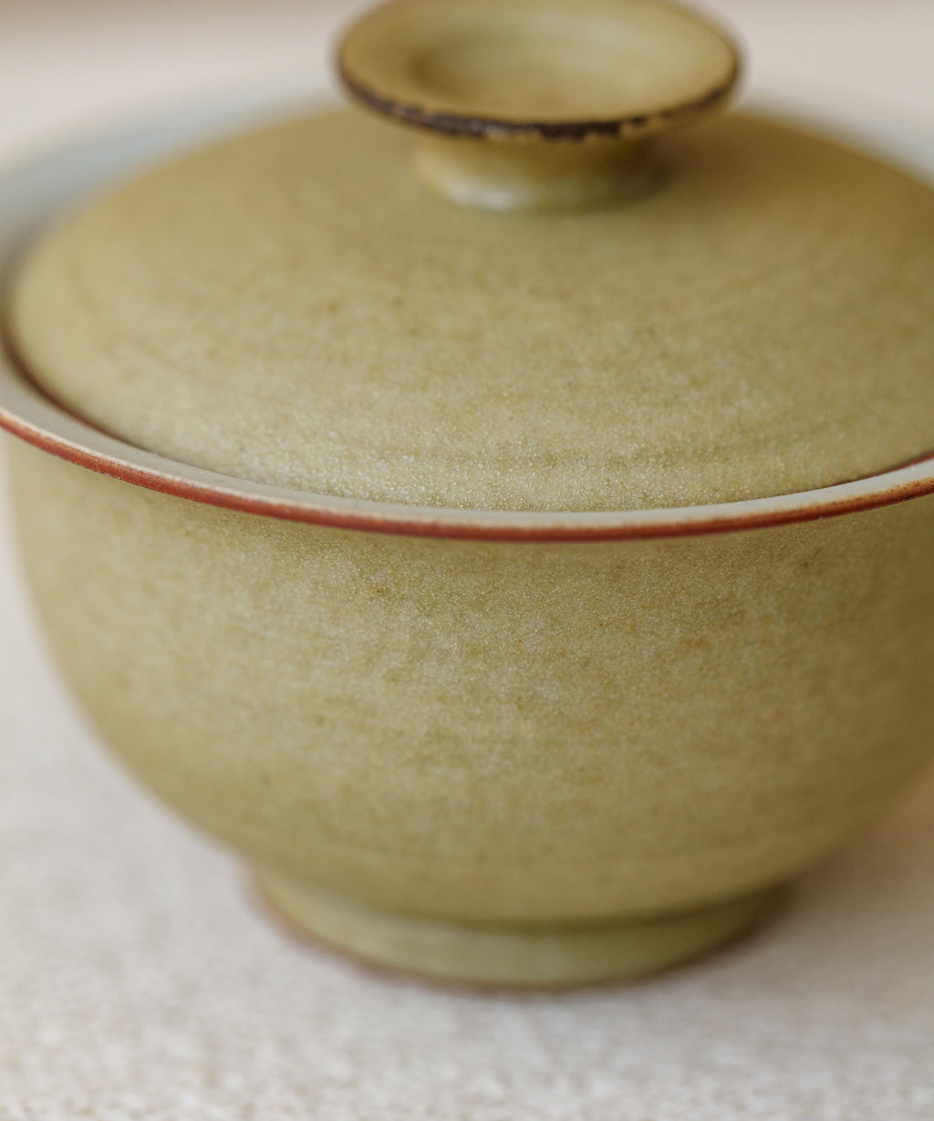 Mini Matte Yellow II Gaiwan side view, matte yellow surface, Wang Xinghua, Jingdezhen porcelain