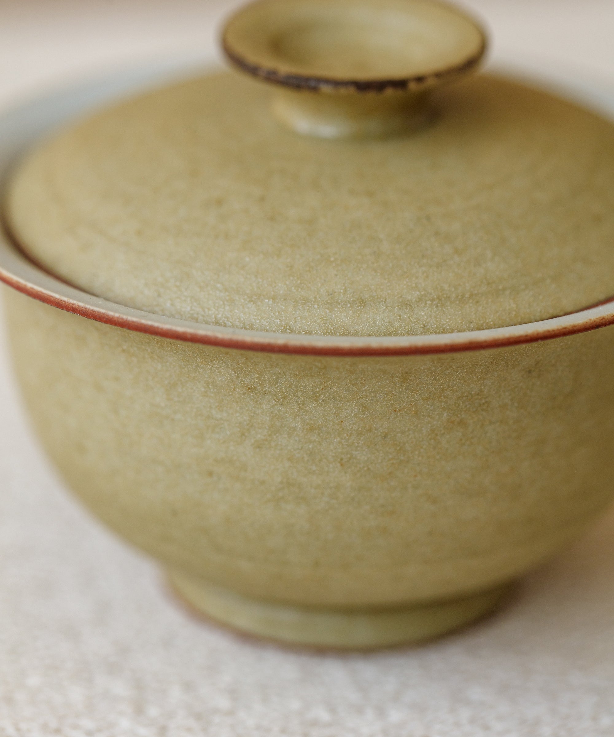 Mini Matte Yellow II Gaiwan side view, matte yellow surface, Wang Xinghua, Jingdezhen porcelain