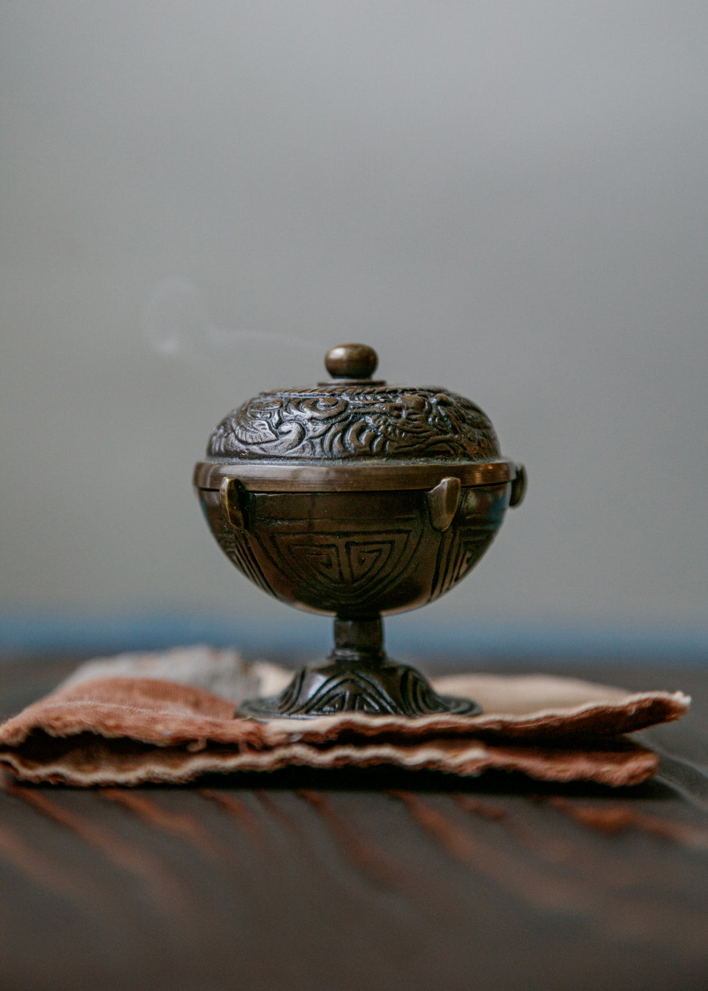 Huế Oud 顺化沉香 oud incense burning, distinct resinous sweetness
