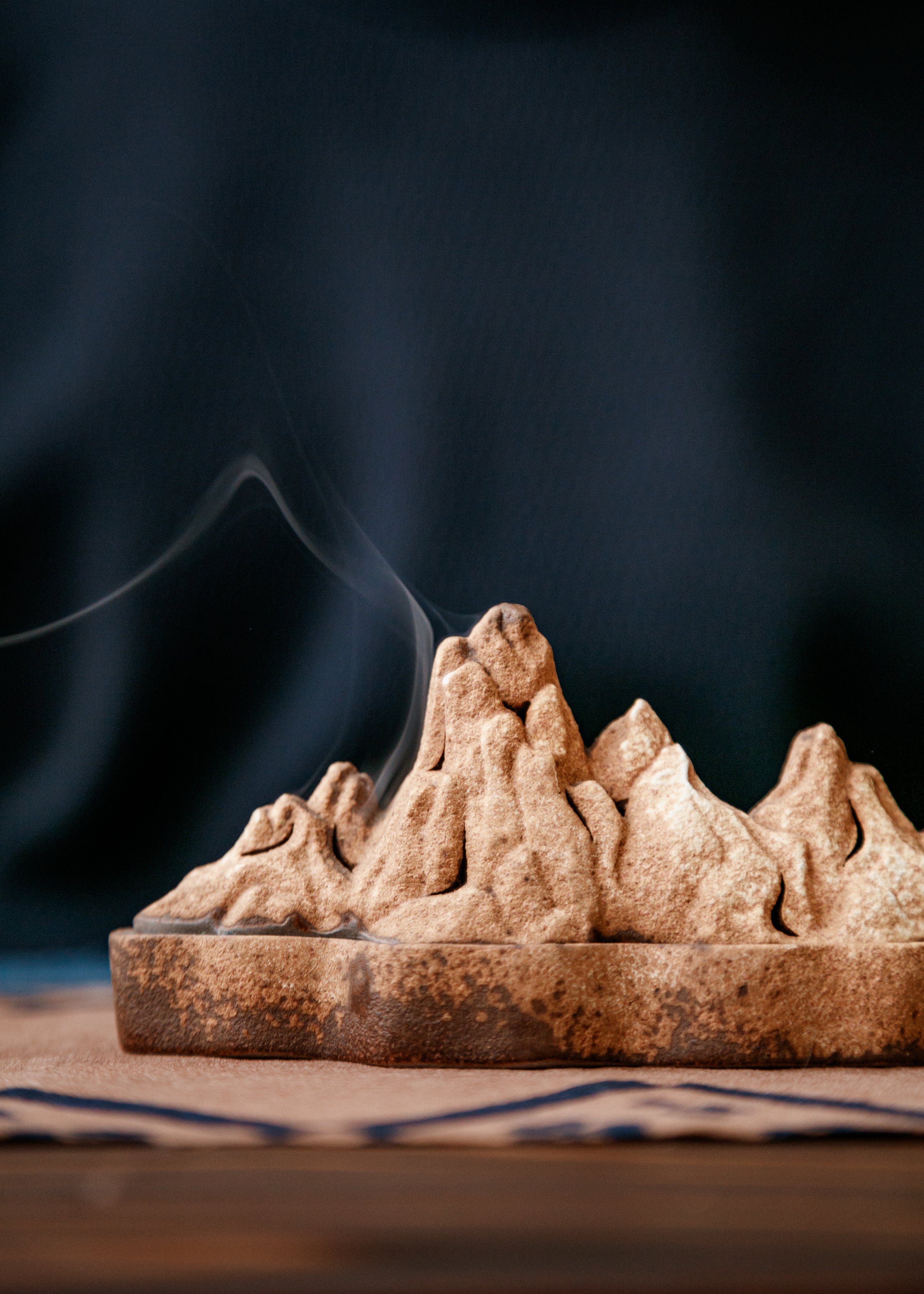 West Papua Oud 伊利安老料沉香 oud incense burning, uplifting and charming