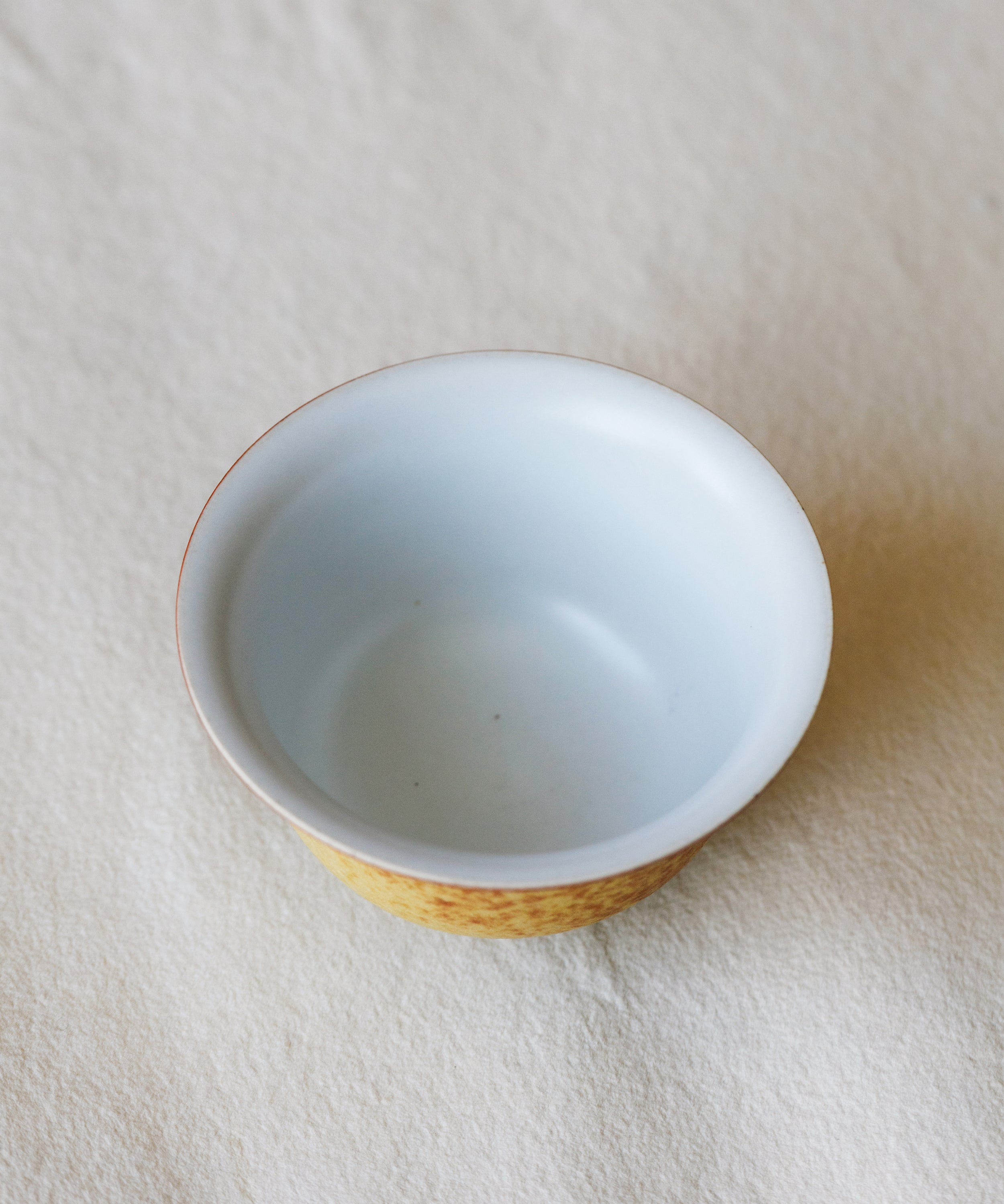 Mini Fire Yellow Gaiwan underside, unglazed foot ring, Jingdezhen clay body, Wang Xinghua