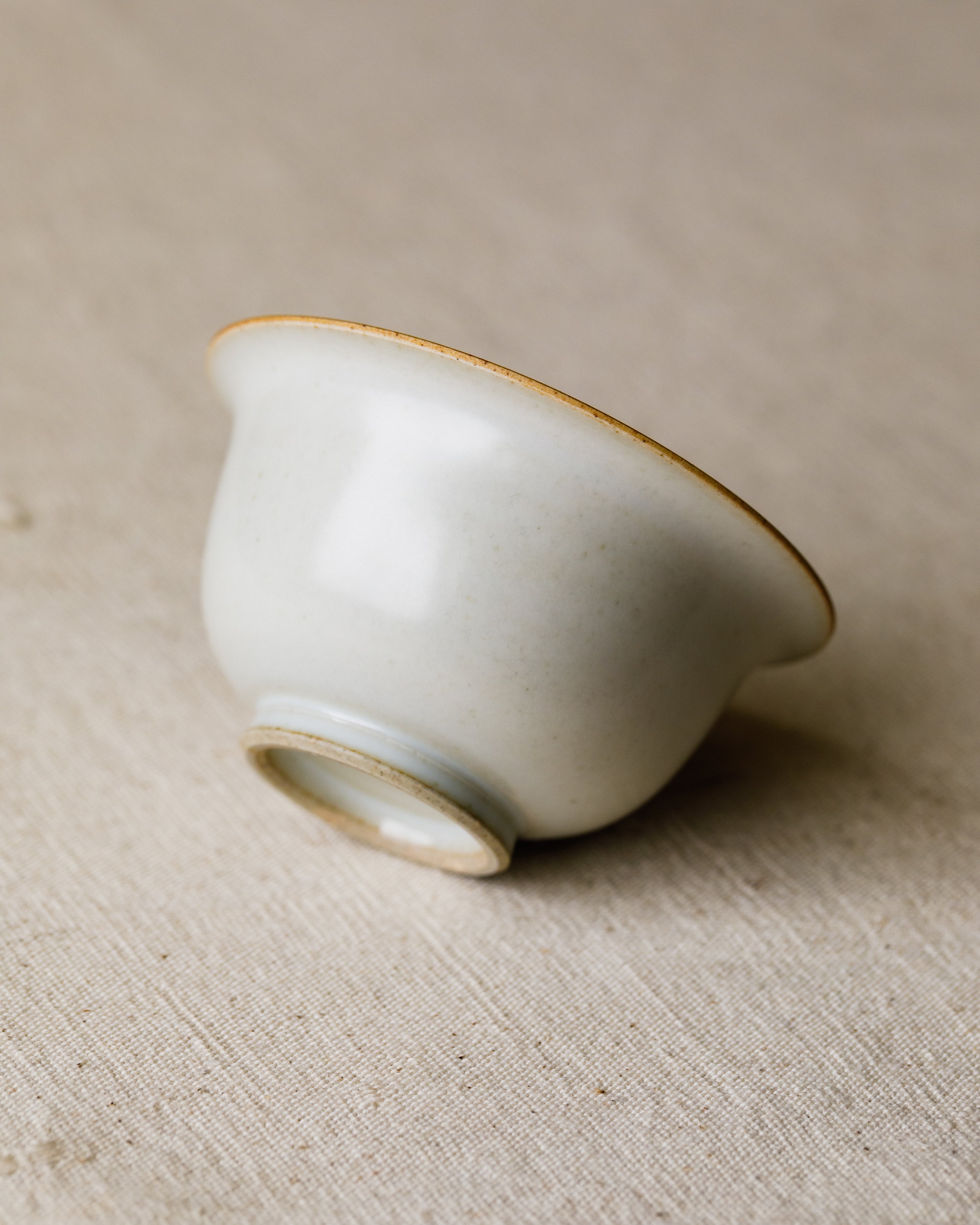Gaiwan Sateen Porcelain side view, silk-soft white glaze, reduction-fired at 1300°C, Wang Xinghua