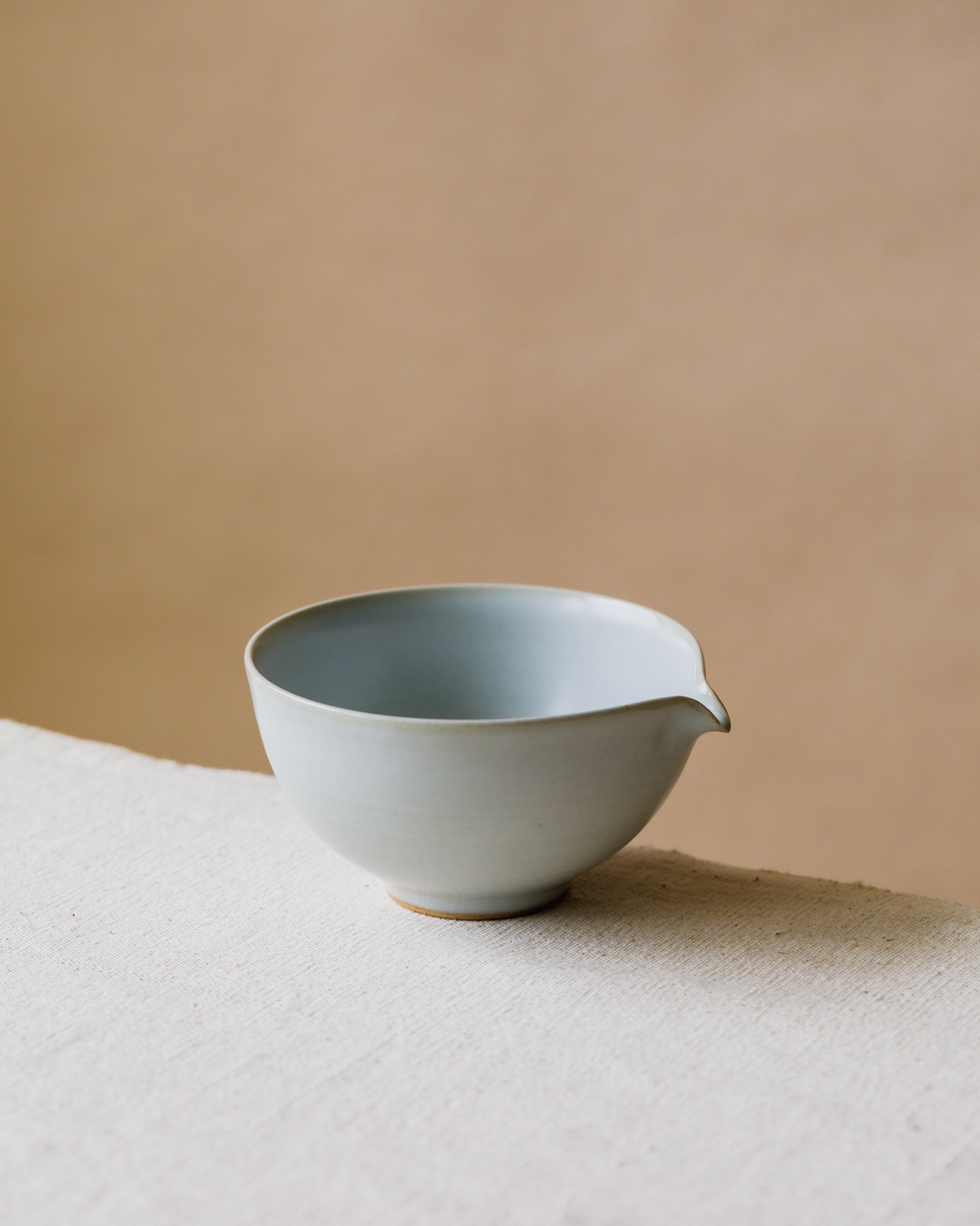 "Chawan" Sateen Porcelain in hand, bone-coloured warmly opaque surface, Wang Xinghua ceramics