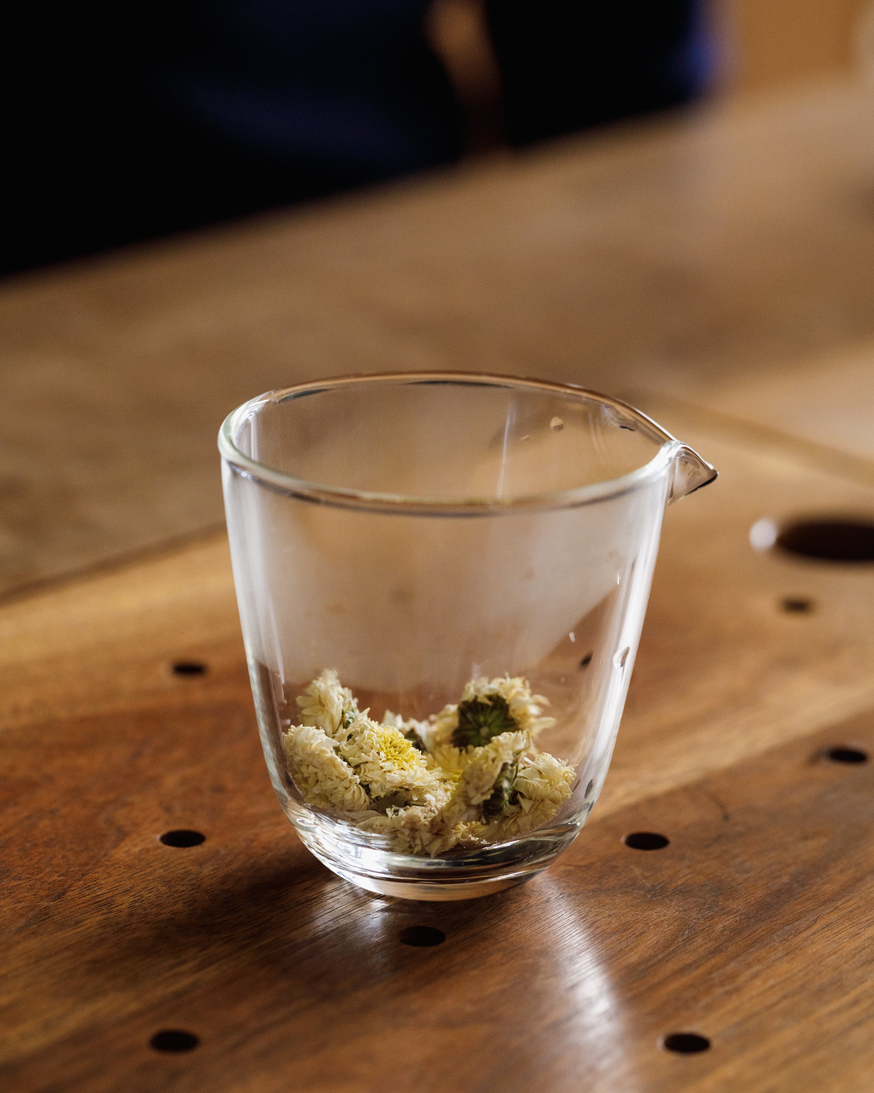 Chrysanthemum flowers in a glass brewing vessel