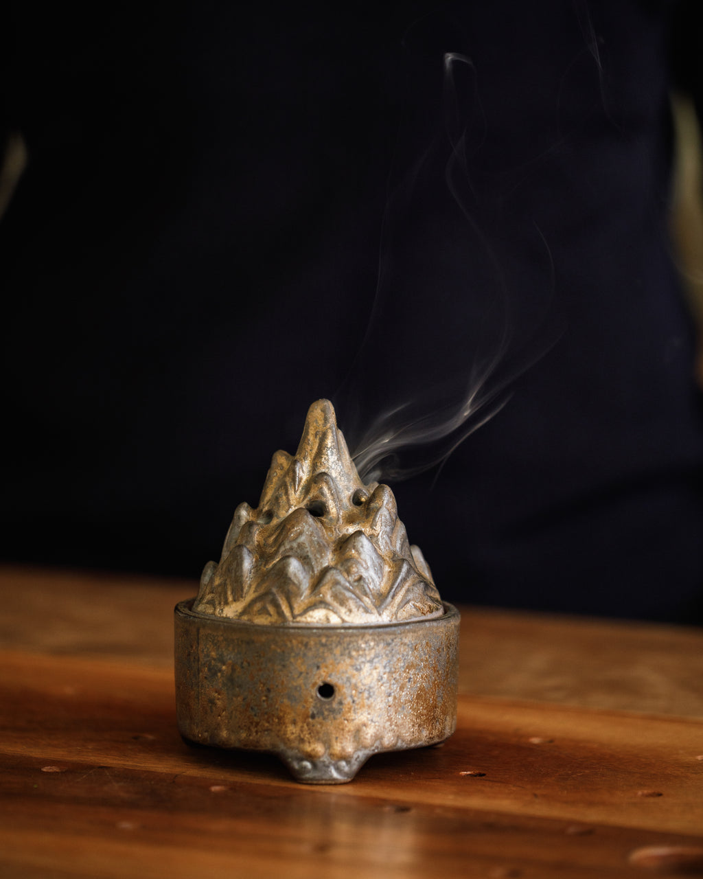 Nha Trung Red Soil Oud 芽庄红土沉香 oud incense burning, cloudy and airy