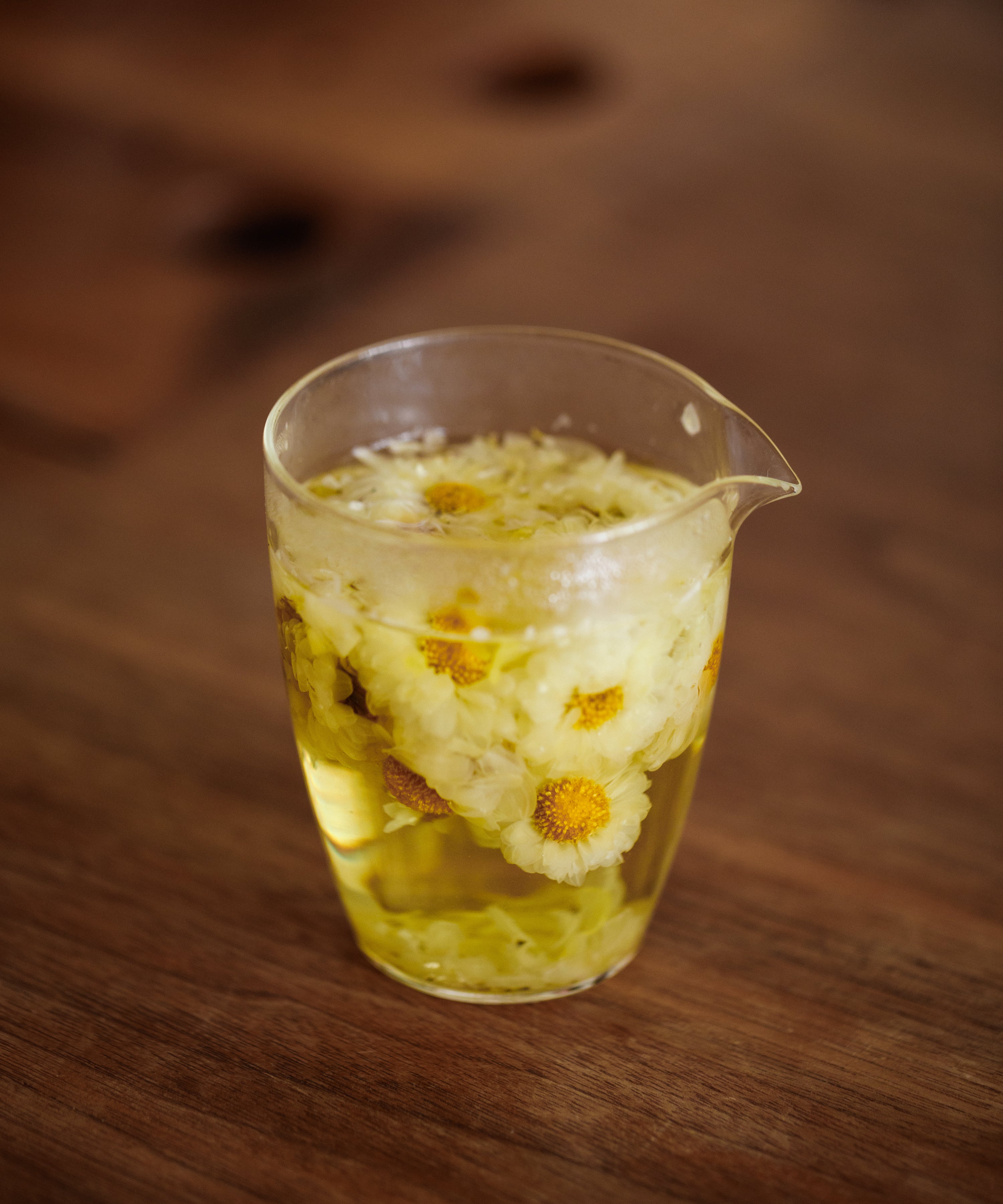 Silk Chrysanthemum Cake soft yellow liquor with flowery citrus notes of yuzu and bergamot