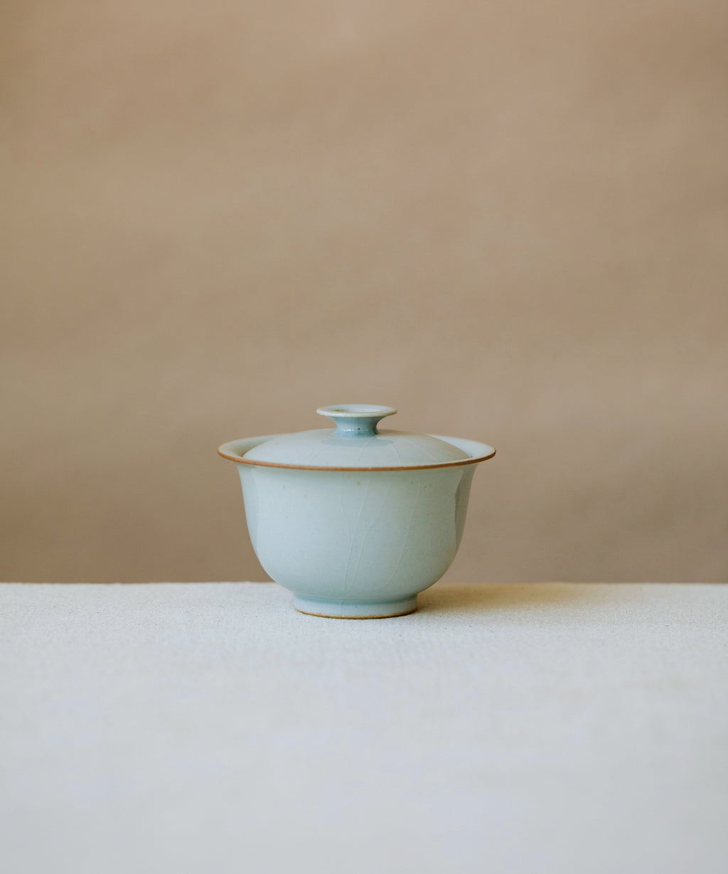 Gaiwan Celadon Ice, handcrafted gaiwan by Wang Xinghua, Jingdezhen, slick frozen-lake glaze with crackle veins
