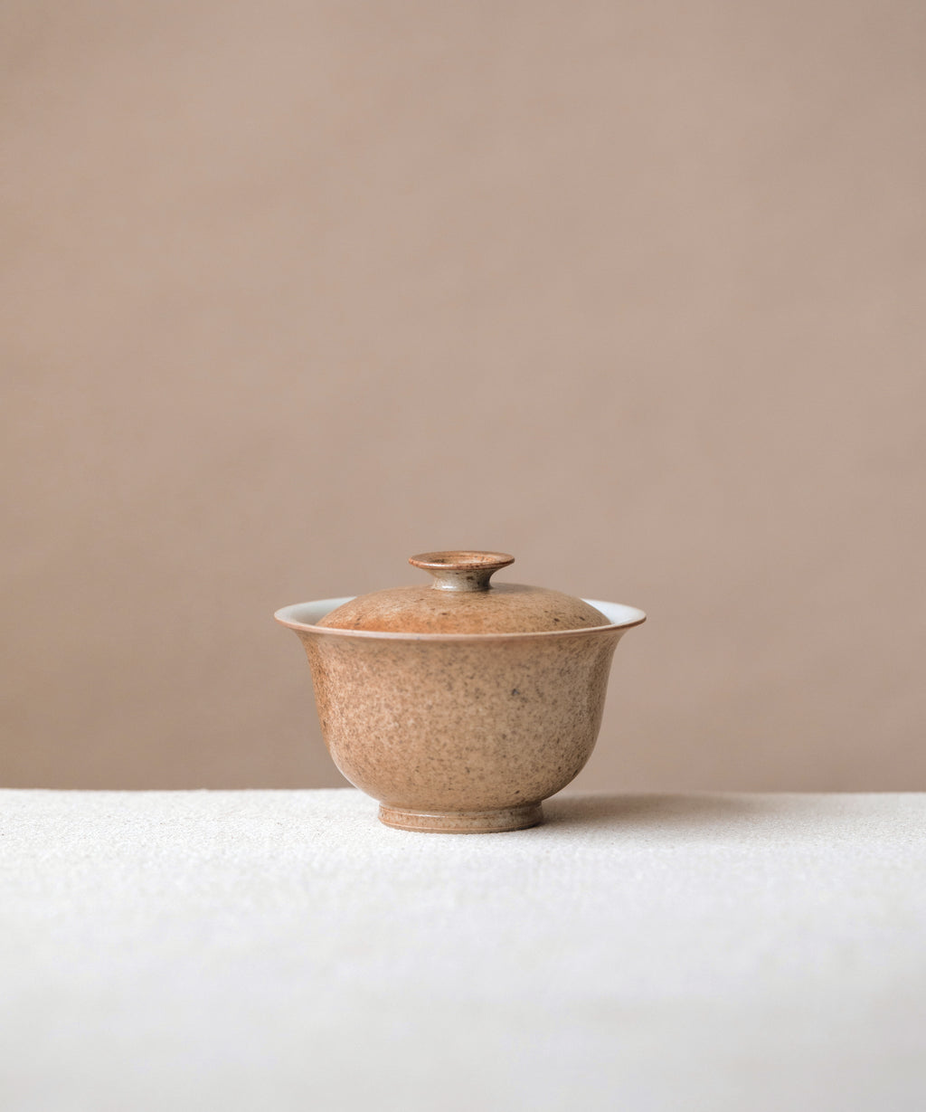 Gaiwan Sand Dune, handcrafted gaiwan by Wang Xinghua, Jingdezhen, rust-marked striated glaze