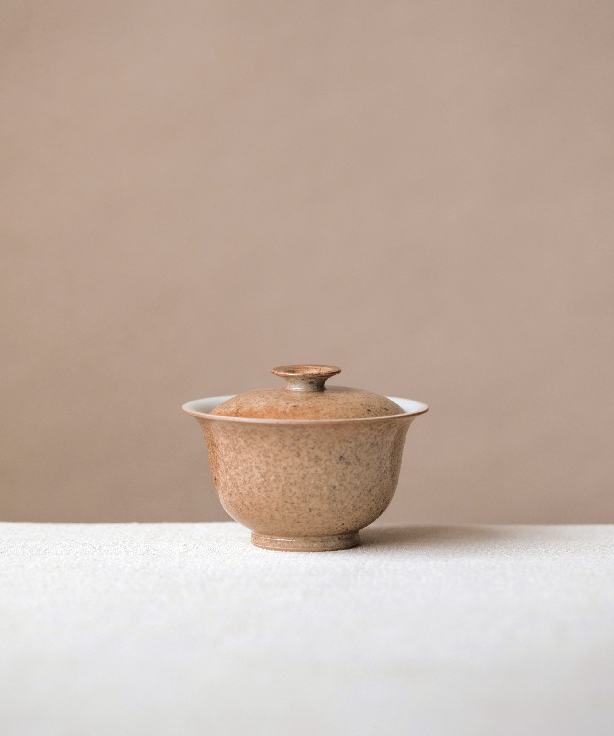 Gaiwan Sand Dune, handcrafted gaiwan by Wang Xinghua, Jingdezhen, rust-marked striated glaze