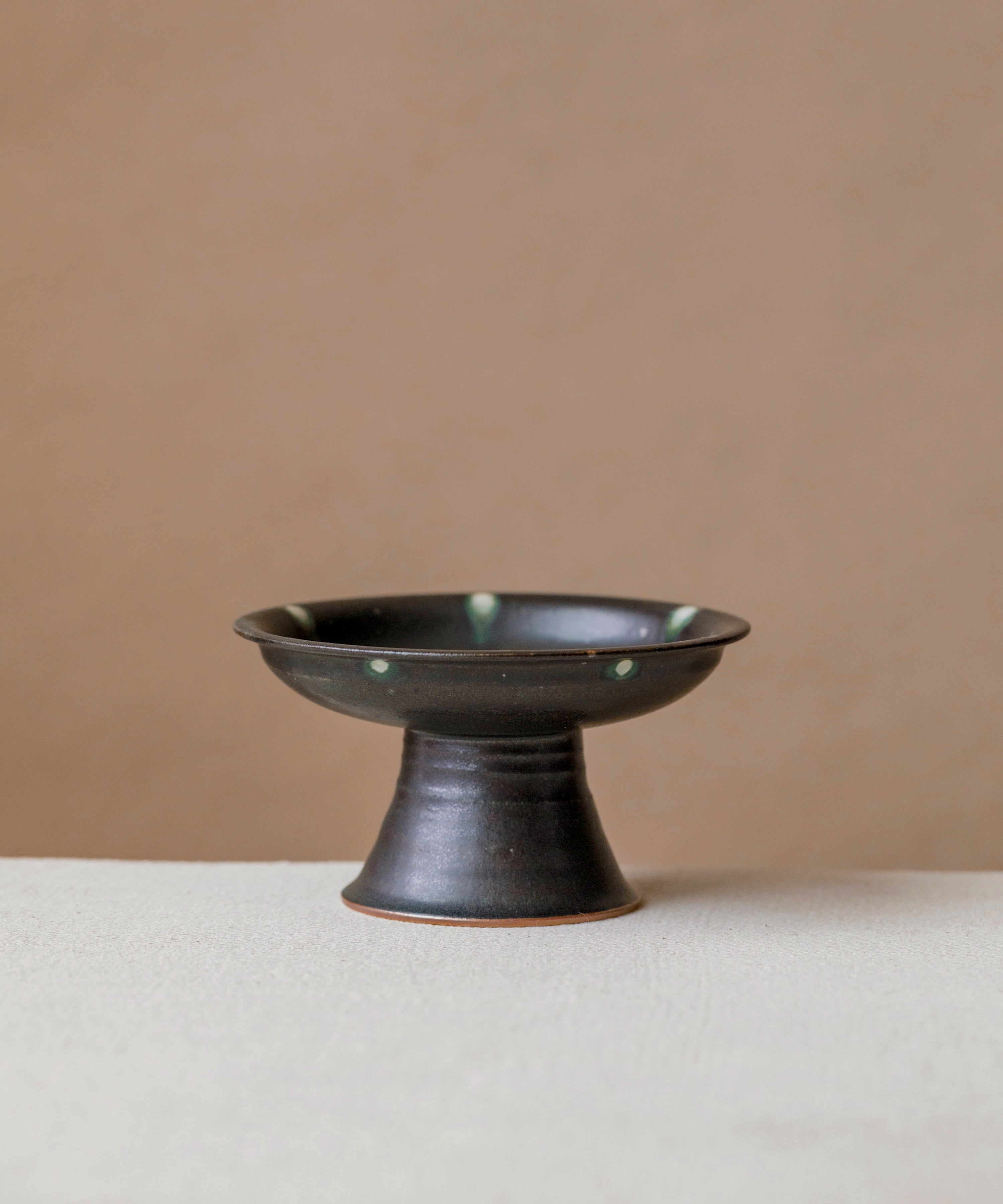 Pedestal Plate Black Peacock, handcrafted pedestal plate by Wang Xinghua, Jingdezhen, black peacock glaze