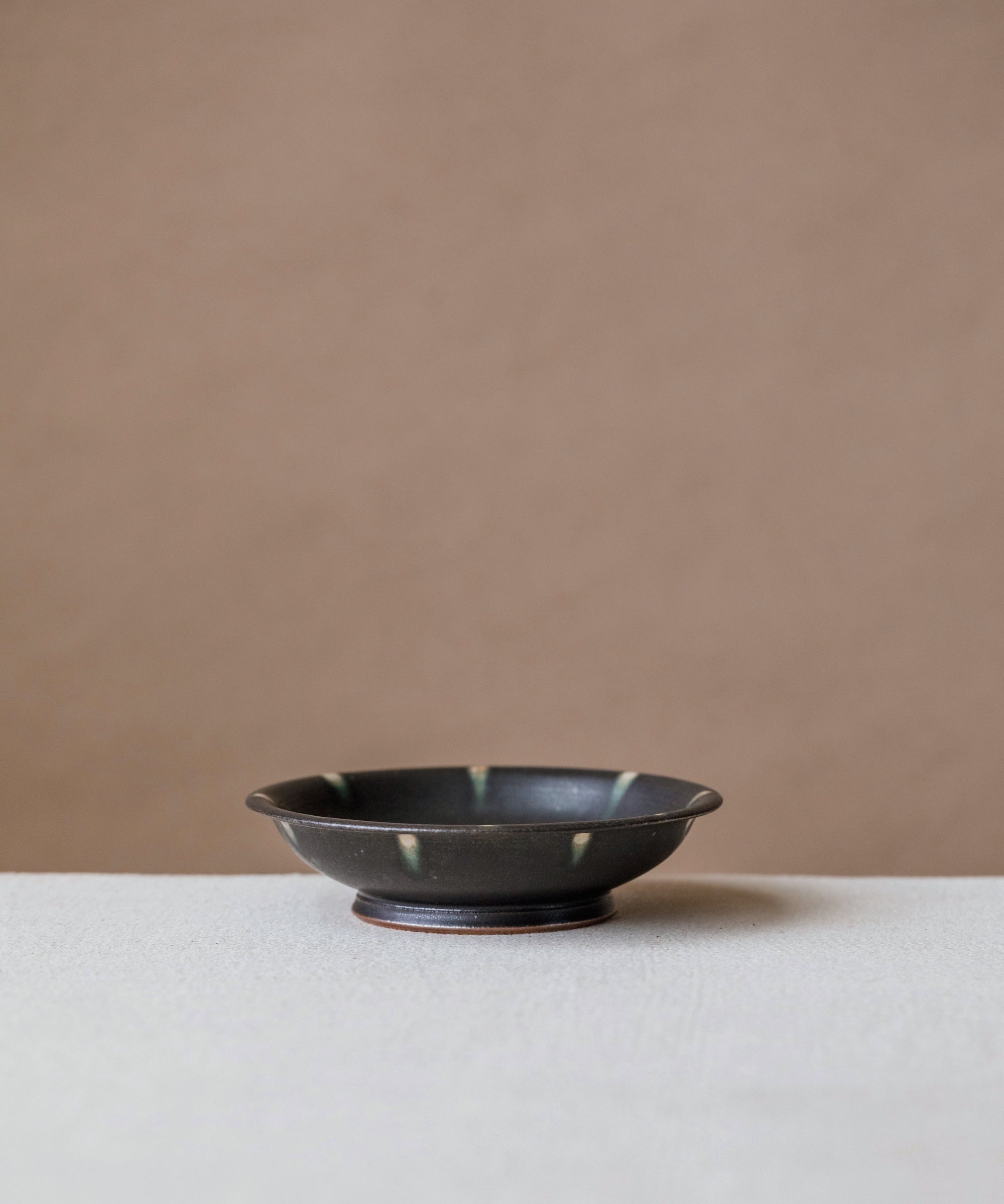 Saucer Black Peacock, handcrafted plate by Wang Xinghua, Jingdezhen, black peacock glaze
