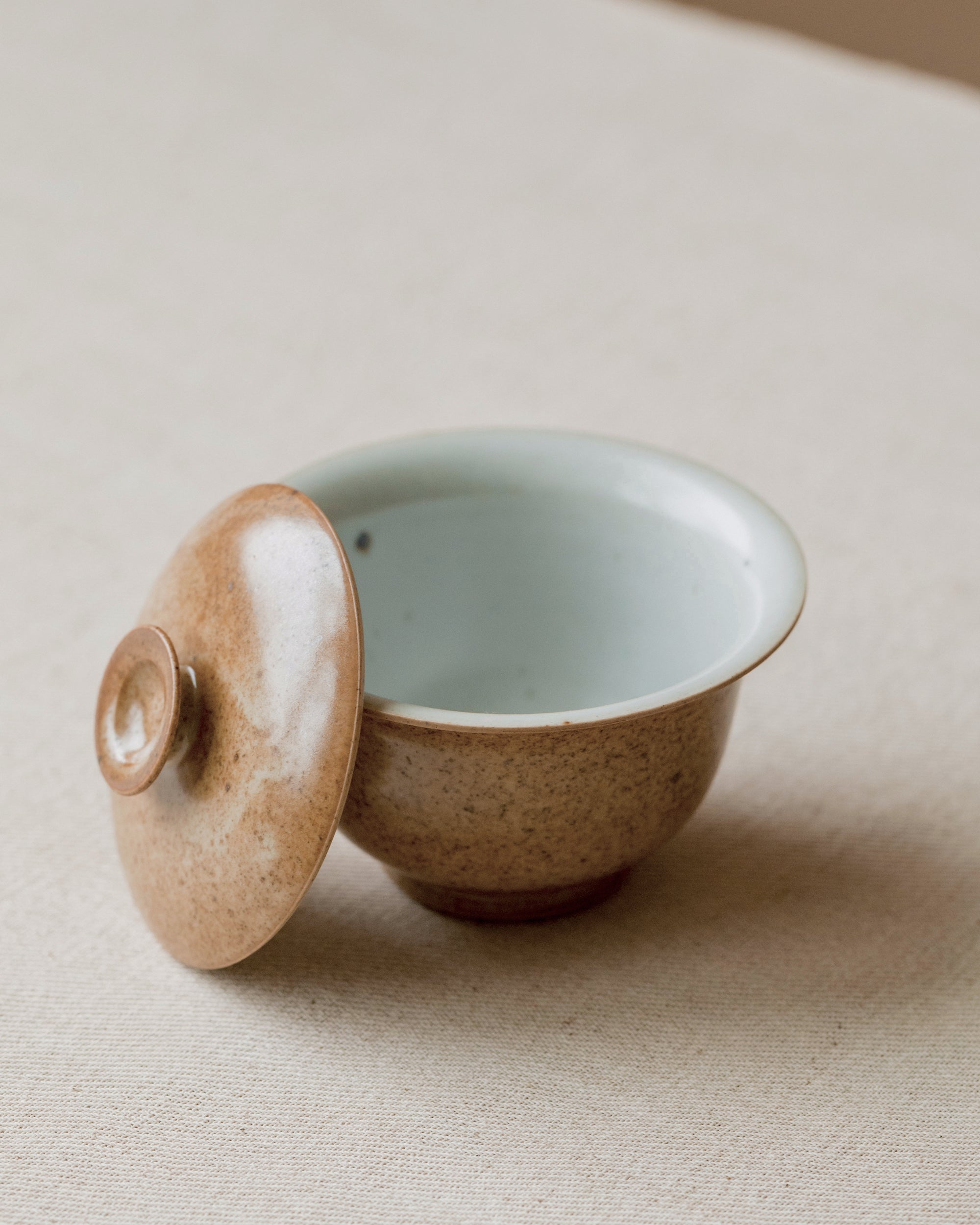 Gaiwan Sand Dune lid detail, striated earth-tone surface, Jingdezhen clay and porcelain