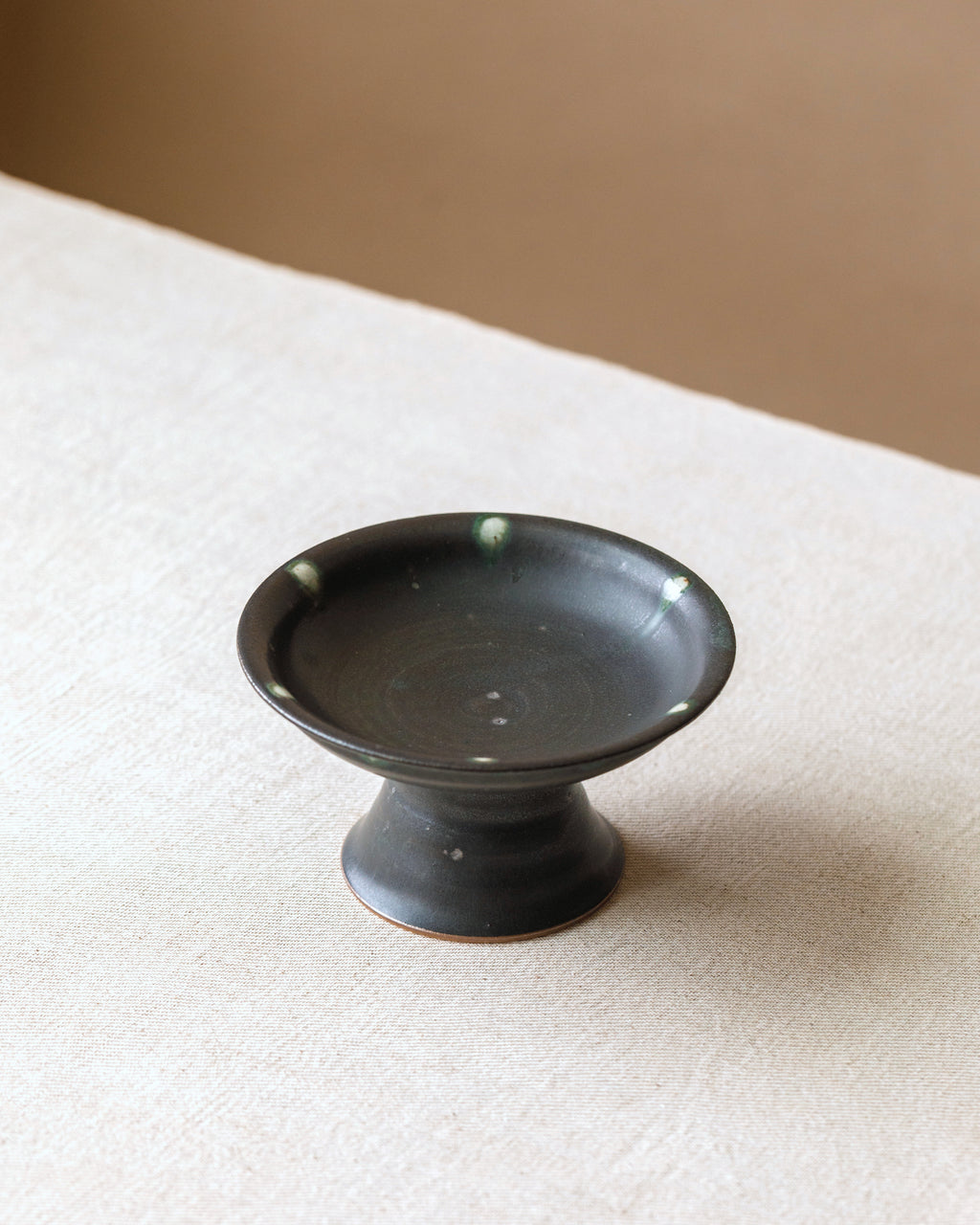 Pedestal Plate Black Peacock top view, black peacock glaze detail, Wang Xinghua ceramics, Jingdezhen