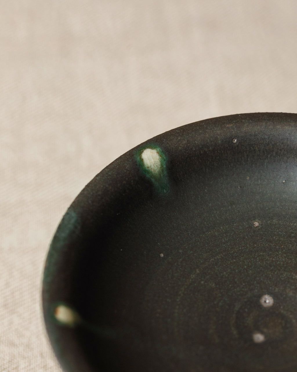 Pedestal Plate Black Peacock underside, pedestal base, Jingdezhen clay body, Wang Xinghua