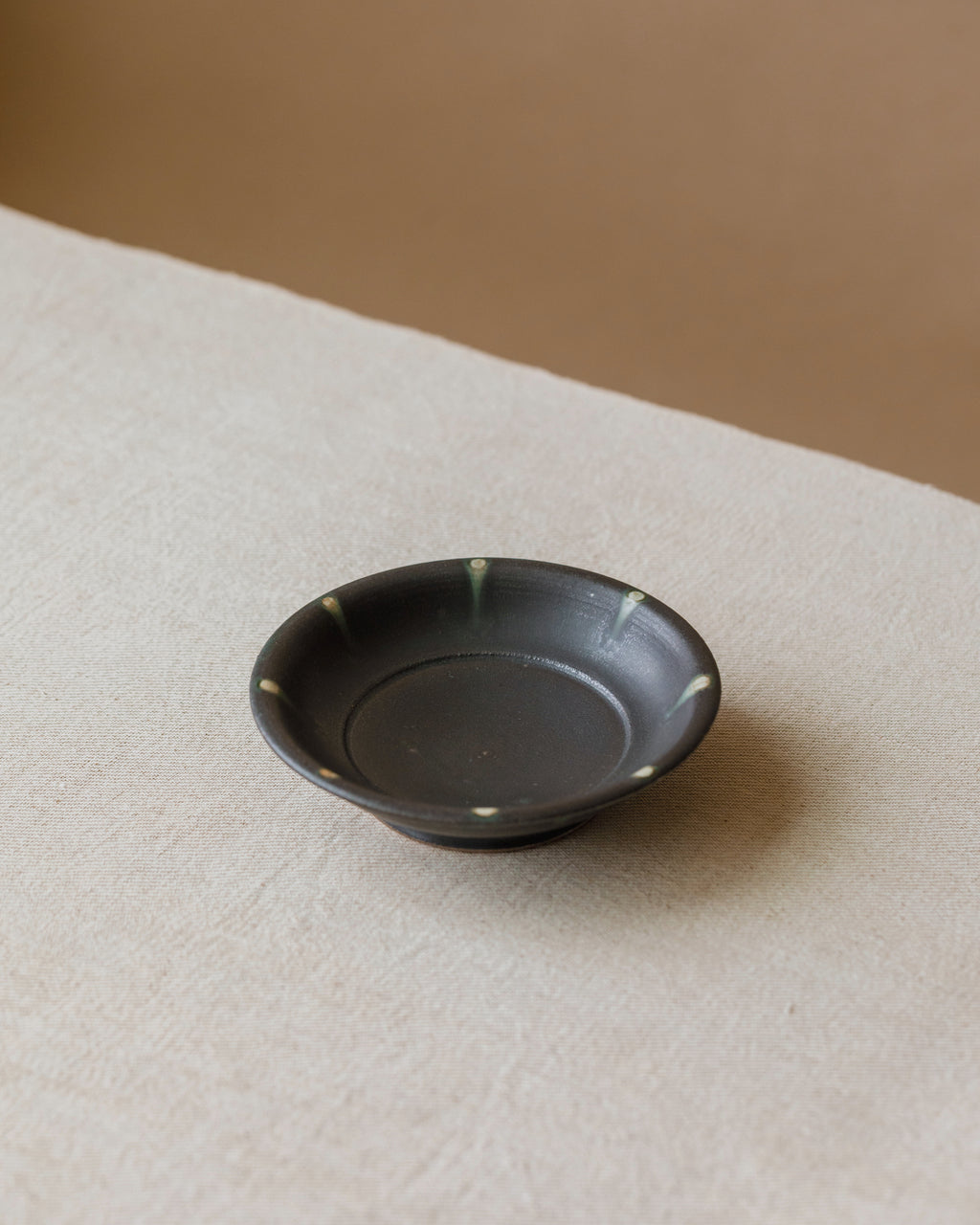 Saucer Black Peacock top view, black peacock glaze detail, Wang Xinghua ceramics, Jingdezhen
