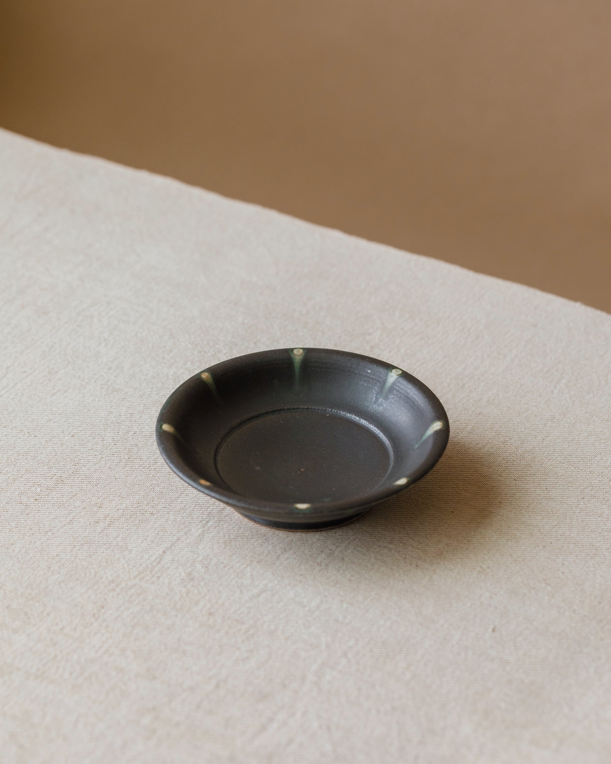 Saucer Black Peacock top view, black peacock glaze detail, Wang Xinghua ceramics, Jingdezhen