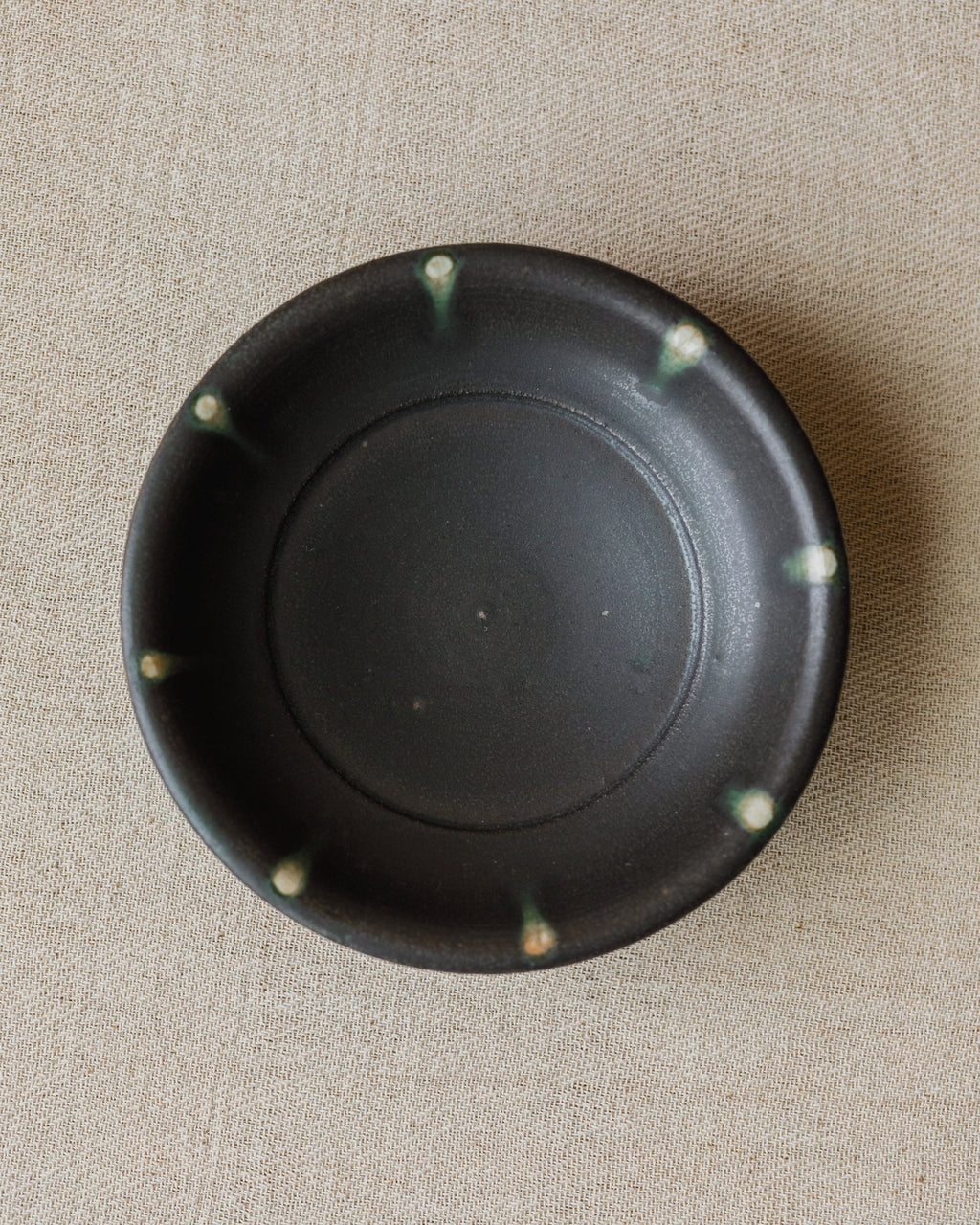 Saucer Black Peacock side view, organic form, handcrafted by Wang Xinghua, Jingdezhen