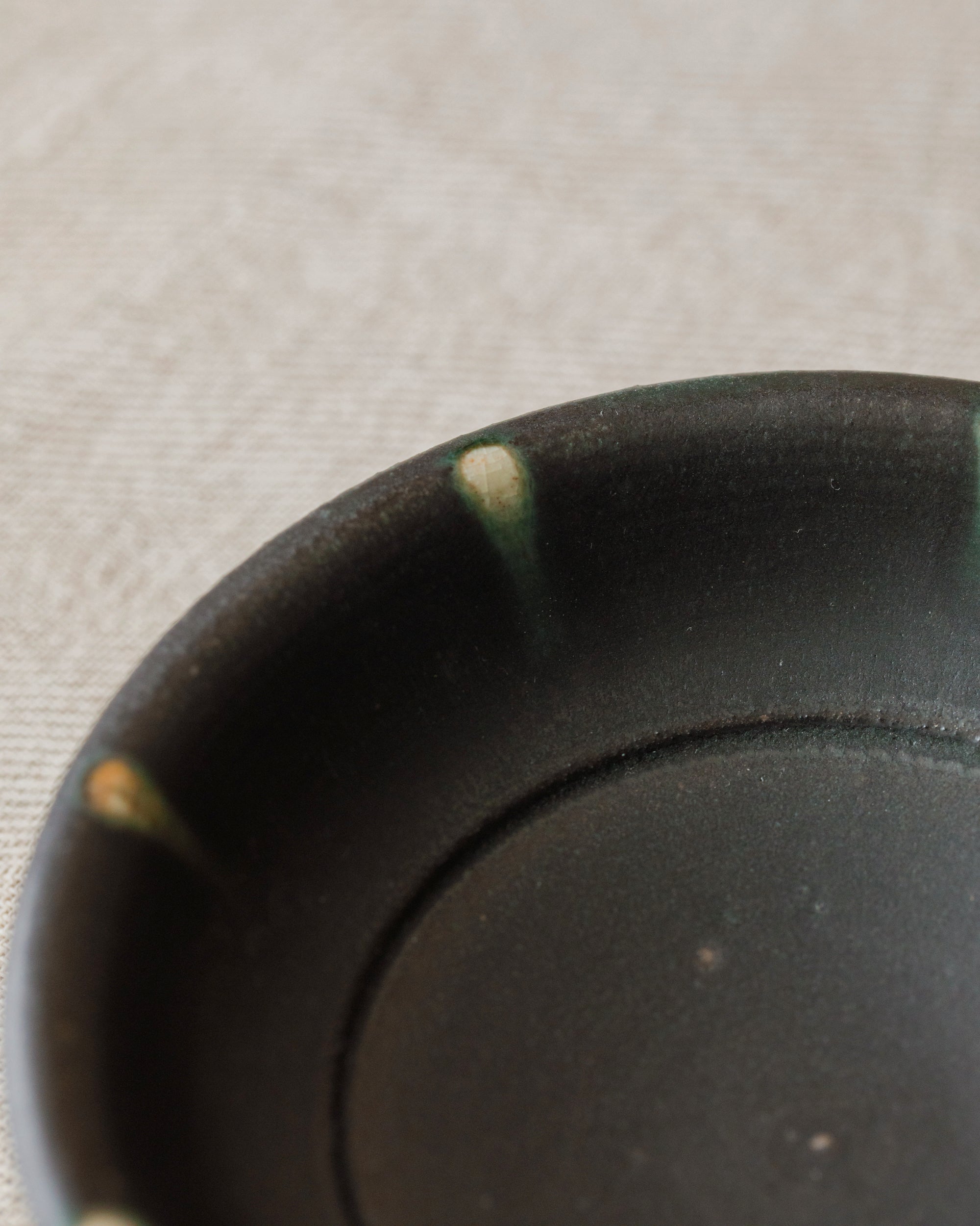 Saucer Black Peacock glaze detail, black peacock surface, Jingdezhen clay and porcelain