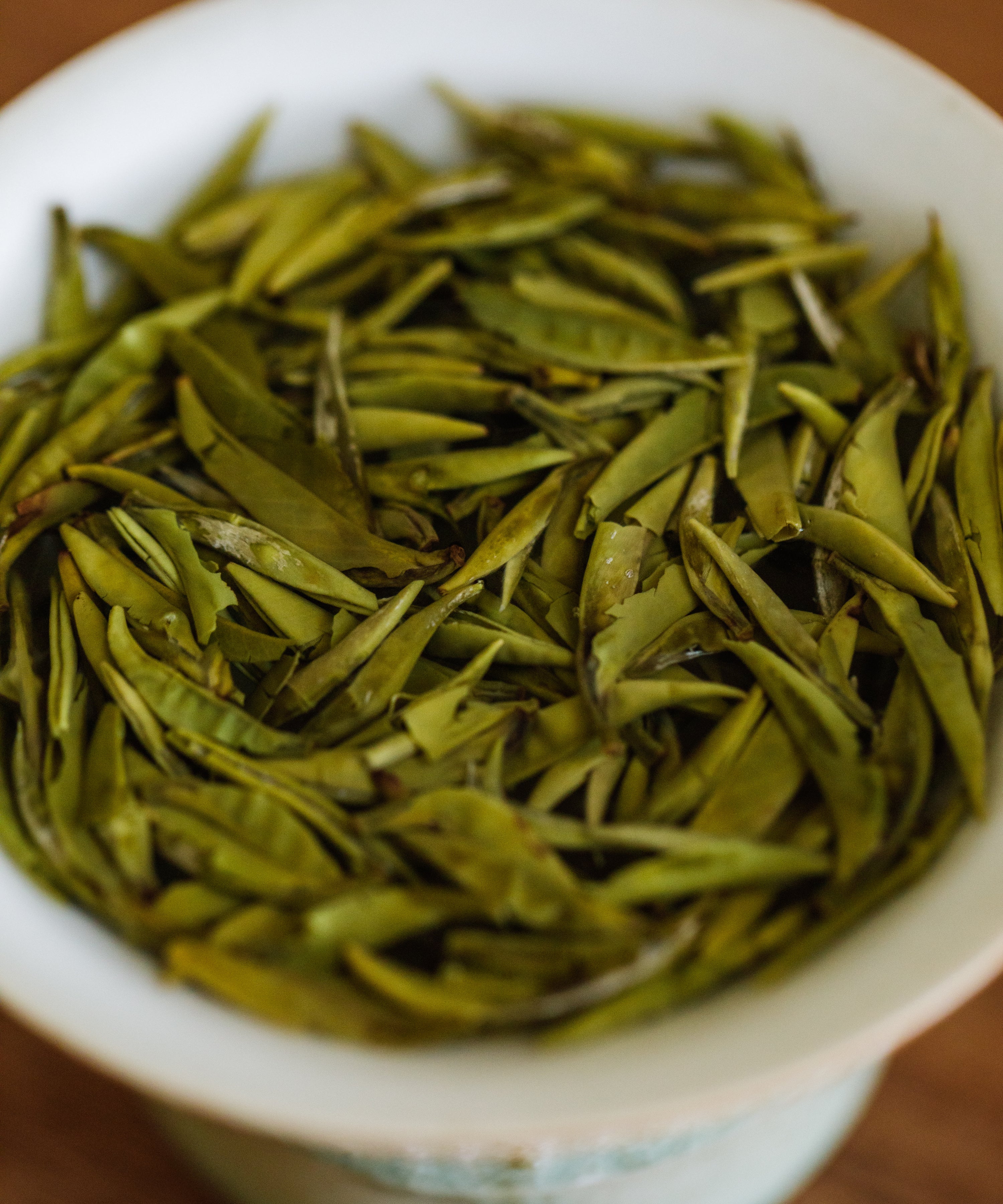 Pouring Gardenia Bird's Tongue — cherry leaf, pandan, and night-blooming flower notes