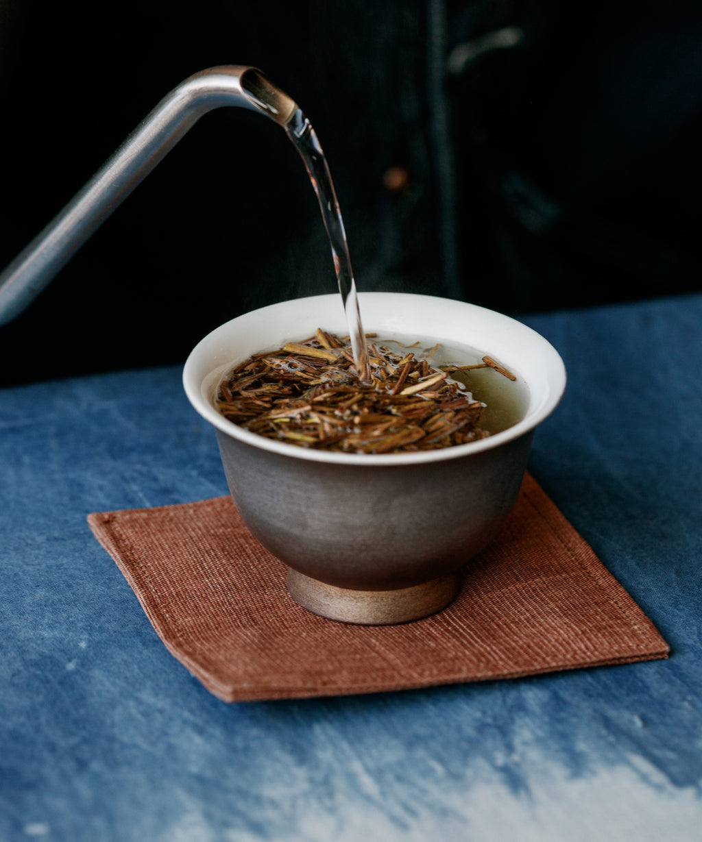 Brewing Kaga Hojitate — Maruhachi's sand-roasted everyday hojicha, Kaga, Ishikawa