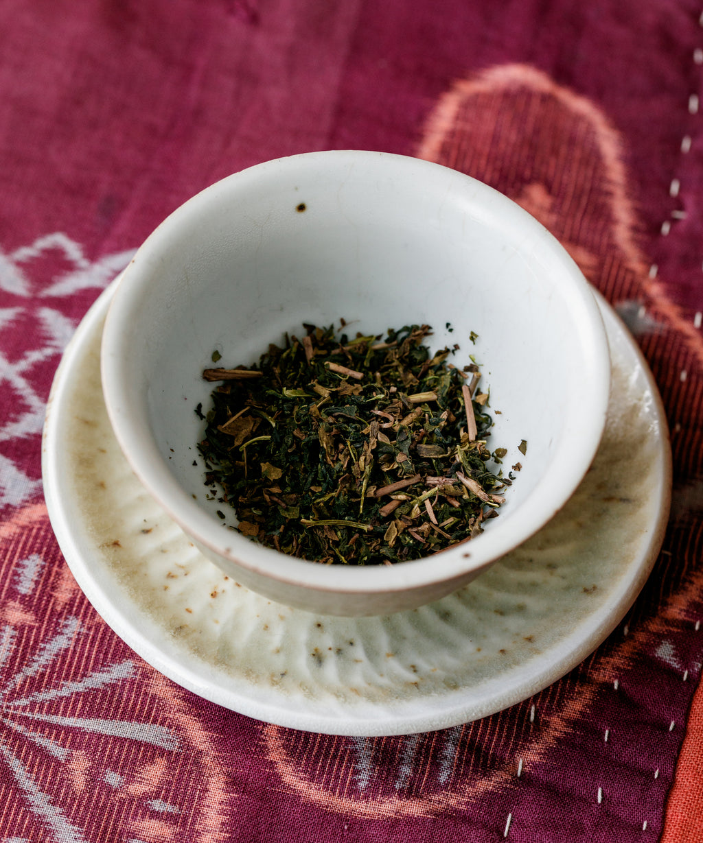 Brewing Hoji-sencha — warm, subdued roasted green tea from Yakushima, Japan