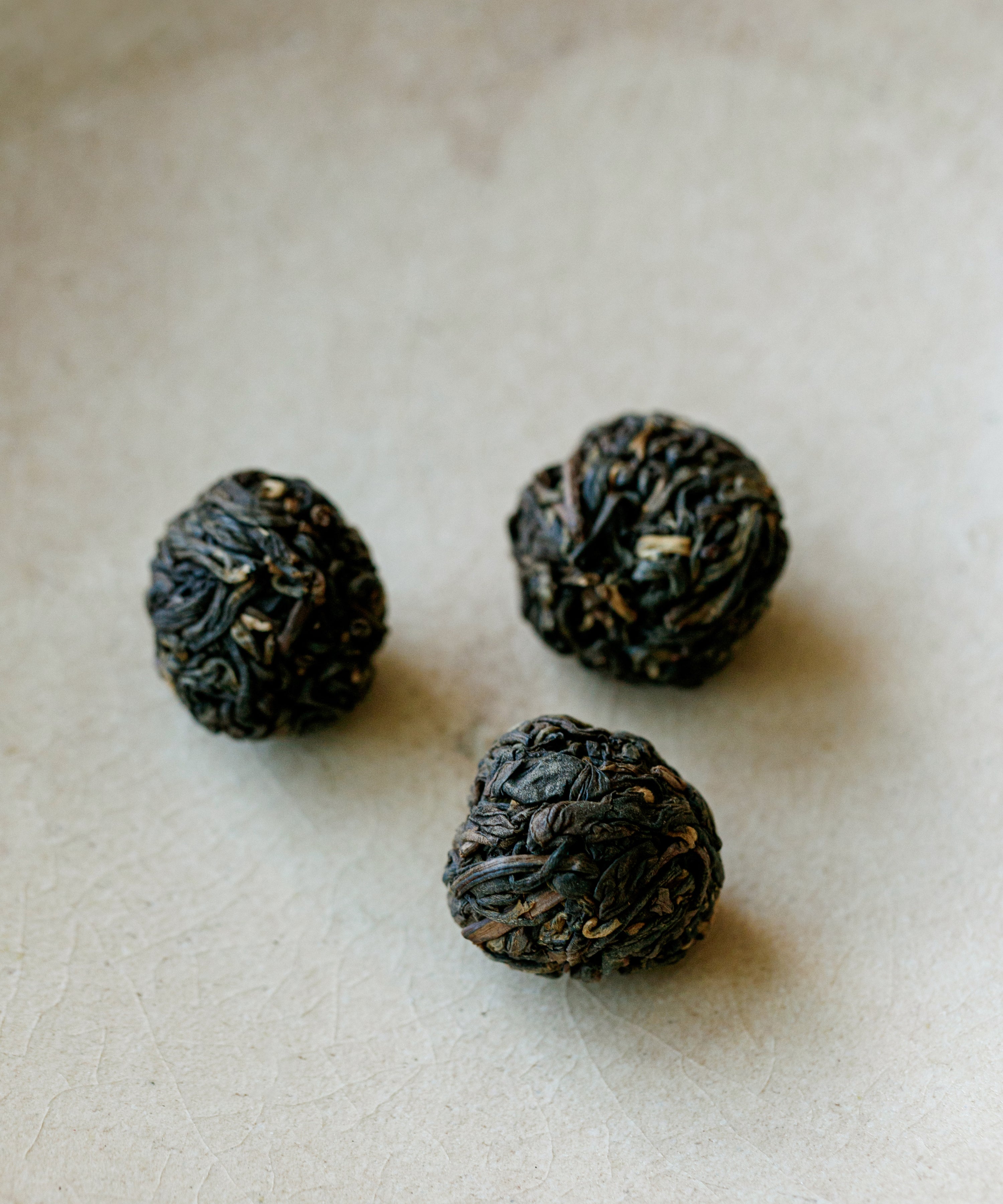 Sun-Dried Dragon Pearl dry leaves — sun-dried black tea with pu'erh and white tea craftsmanship, Lincang