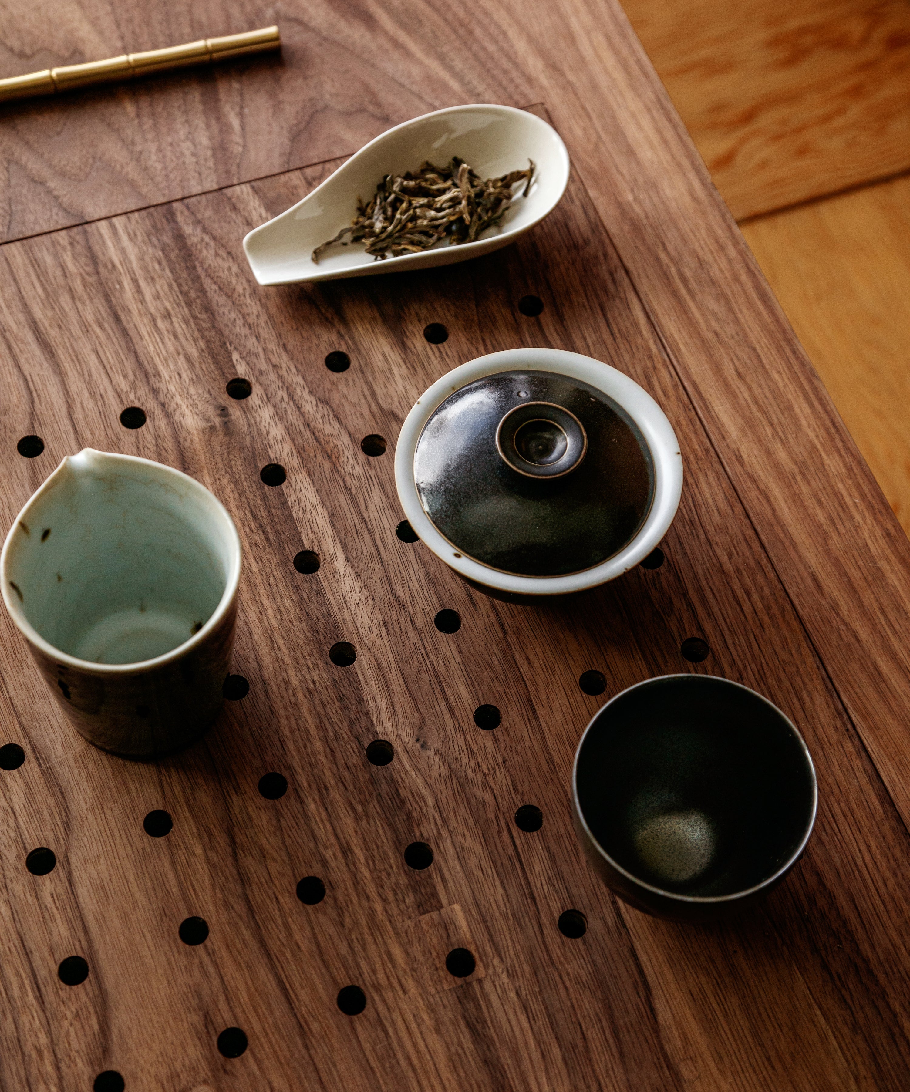 Ancient Gold Needle liquor — soft apricot notes with dense tannin meshwork, Jinggu, Yunnan