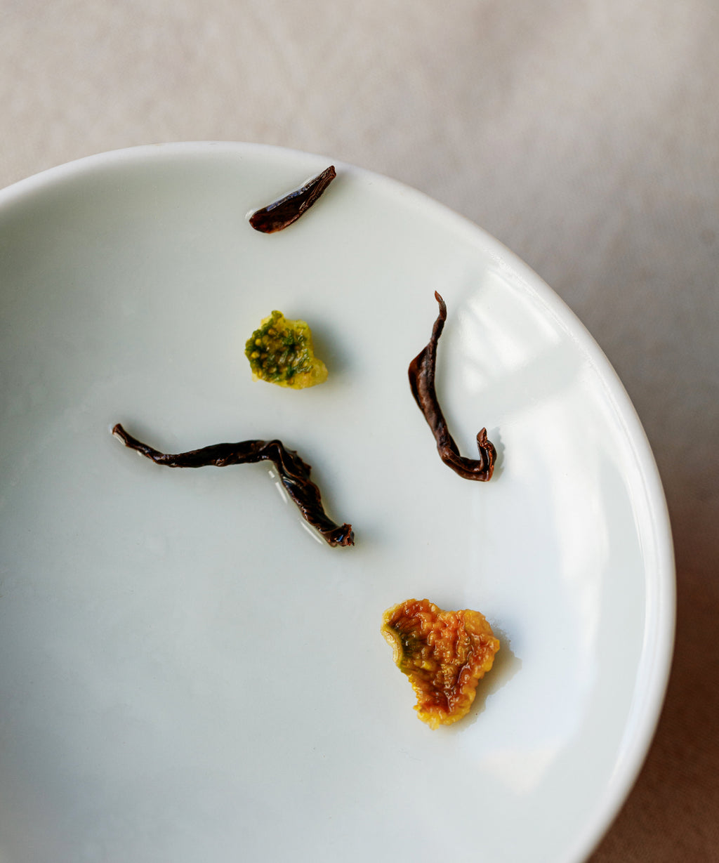 Yuzu & Gold Guanyin steeping, releasing citrus aroma and amber liquor