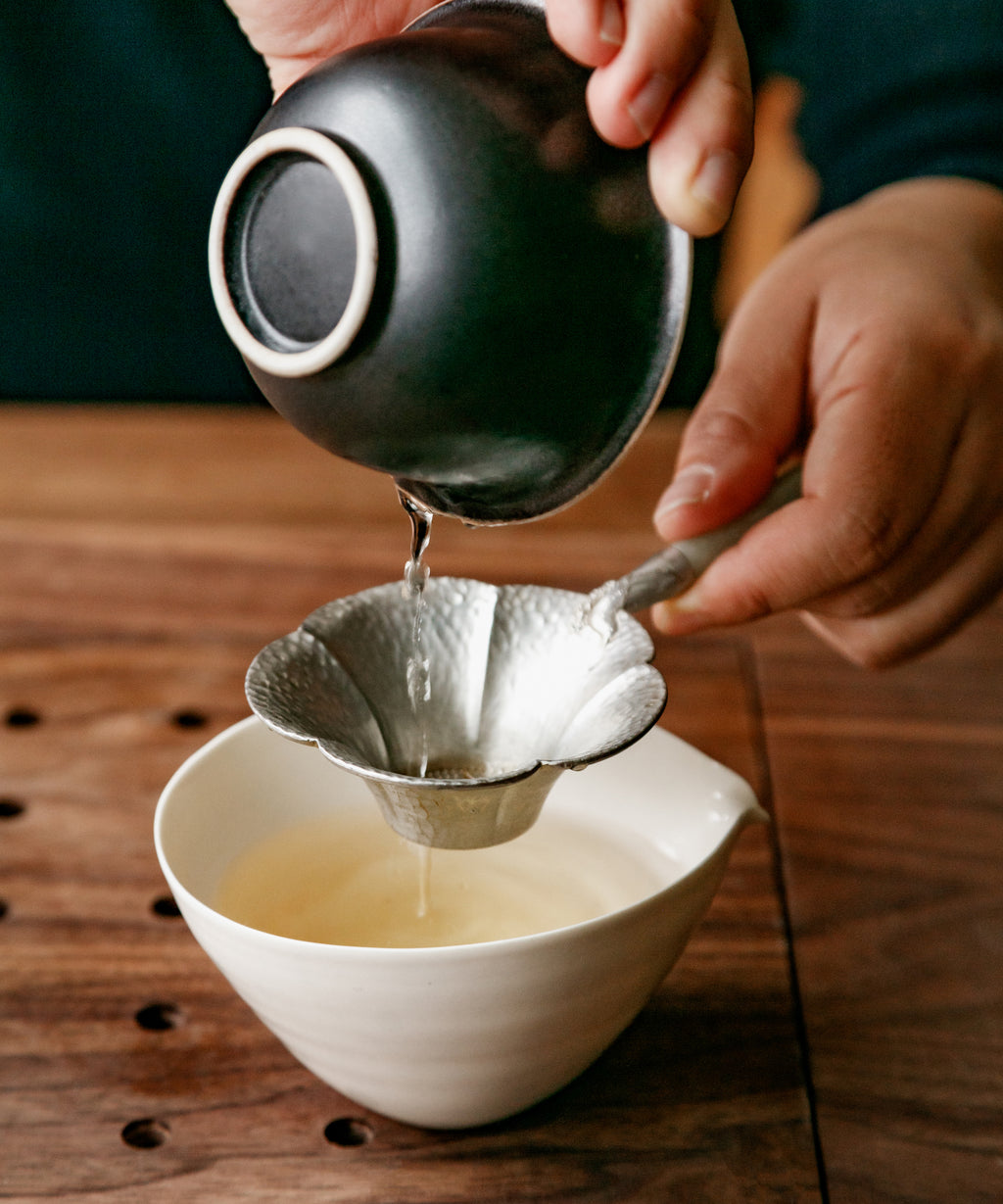 Brewing Secret Realm Mijing — rare ancient tree sheng pu'erh, Lincang, Yunnan