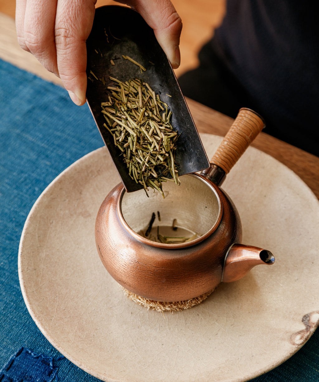 Brewing Kenjo Kaga Bocha — Maruhachi's premium stem tea, tobacco and pandan aroma, Kaga