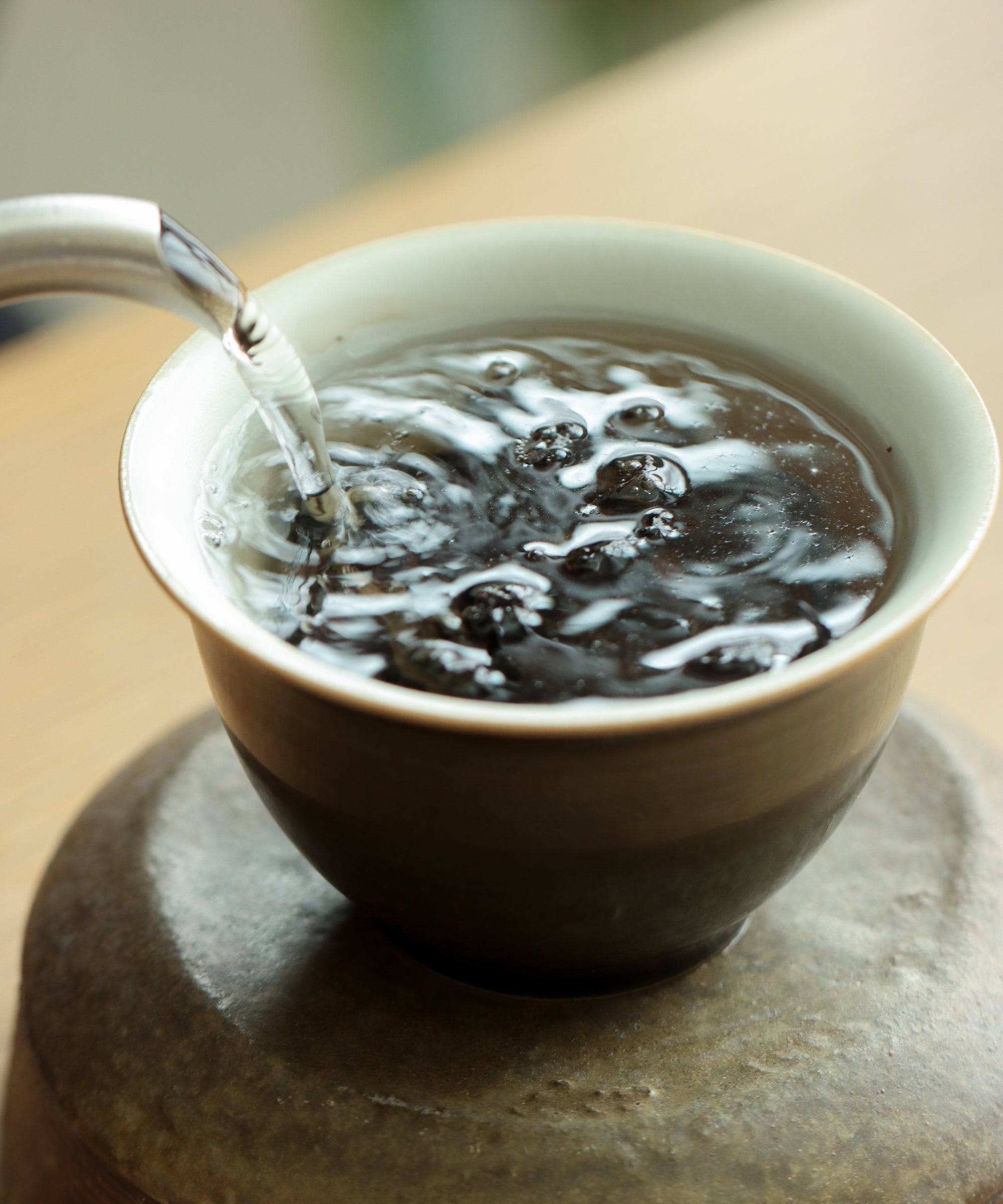 Brewing Tieluohan in gaiwan — half-cliff yancha from ecological farms at 1600 ft, Wuyishan