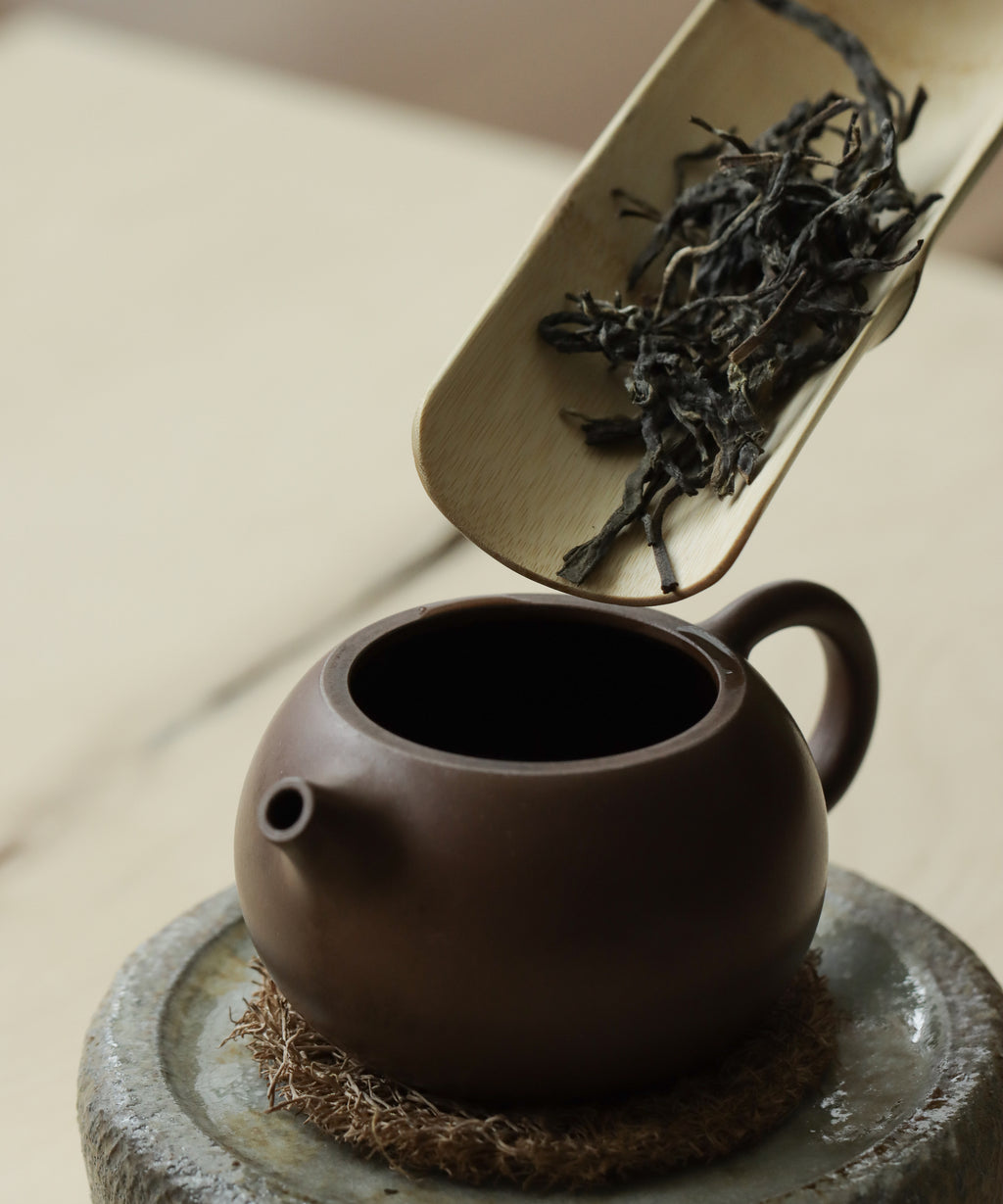 Xigui Sheng liquor — vivid, fragrant raw pu'erh from Xigui Village, Lincang, Yunnan