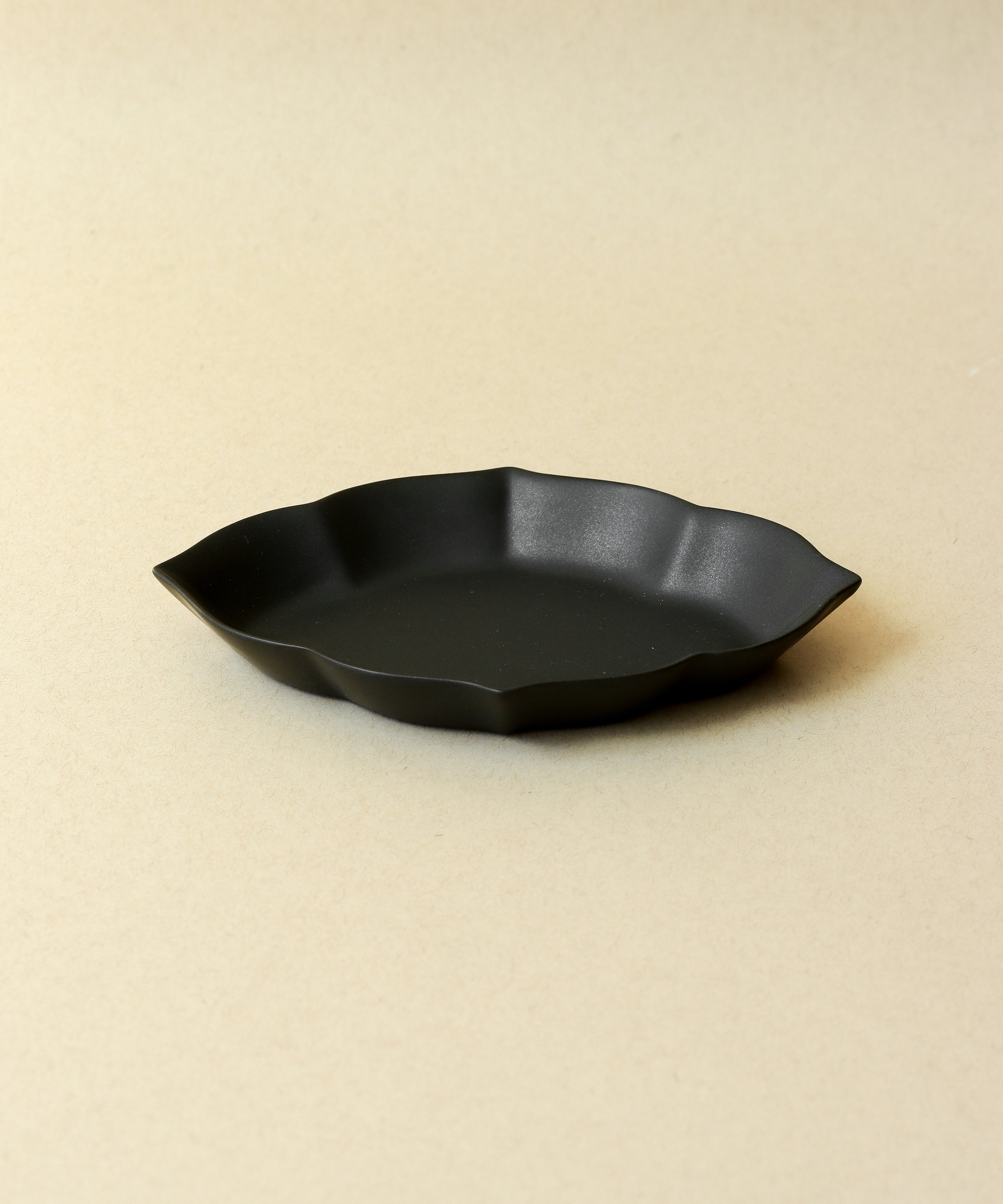 Water Chestnut Plate Matte Black