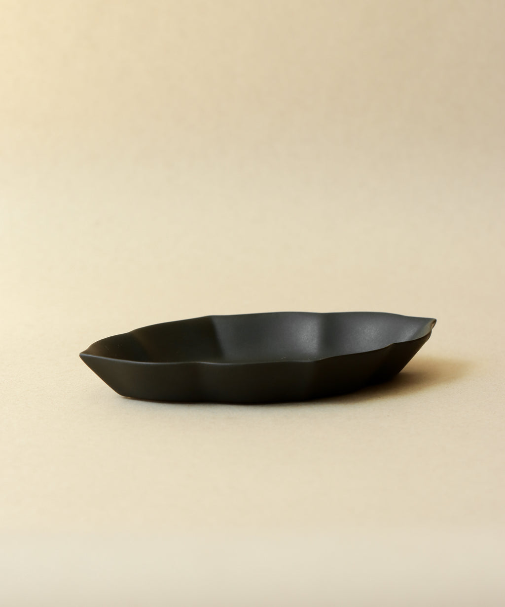 Water Chestnut Plate Matte Black