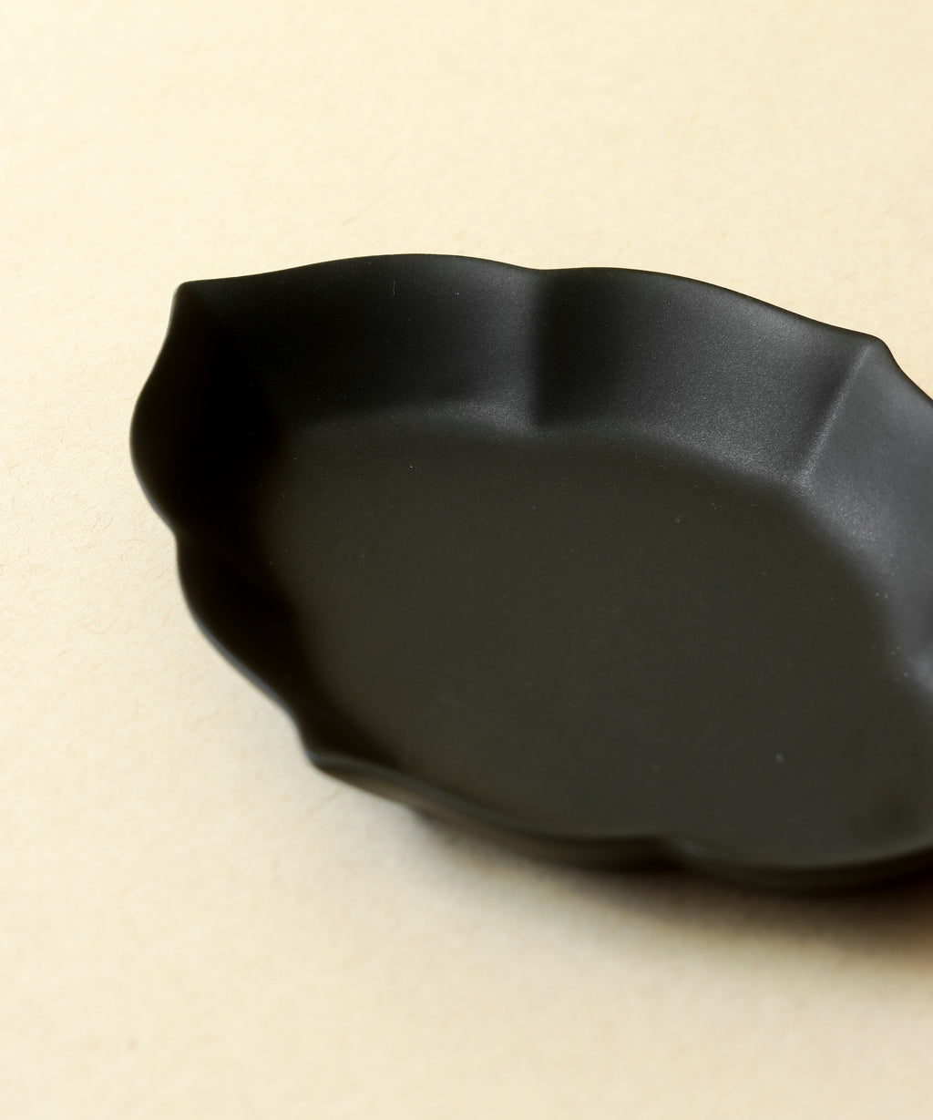 Water Chestnut Plate Matte Black