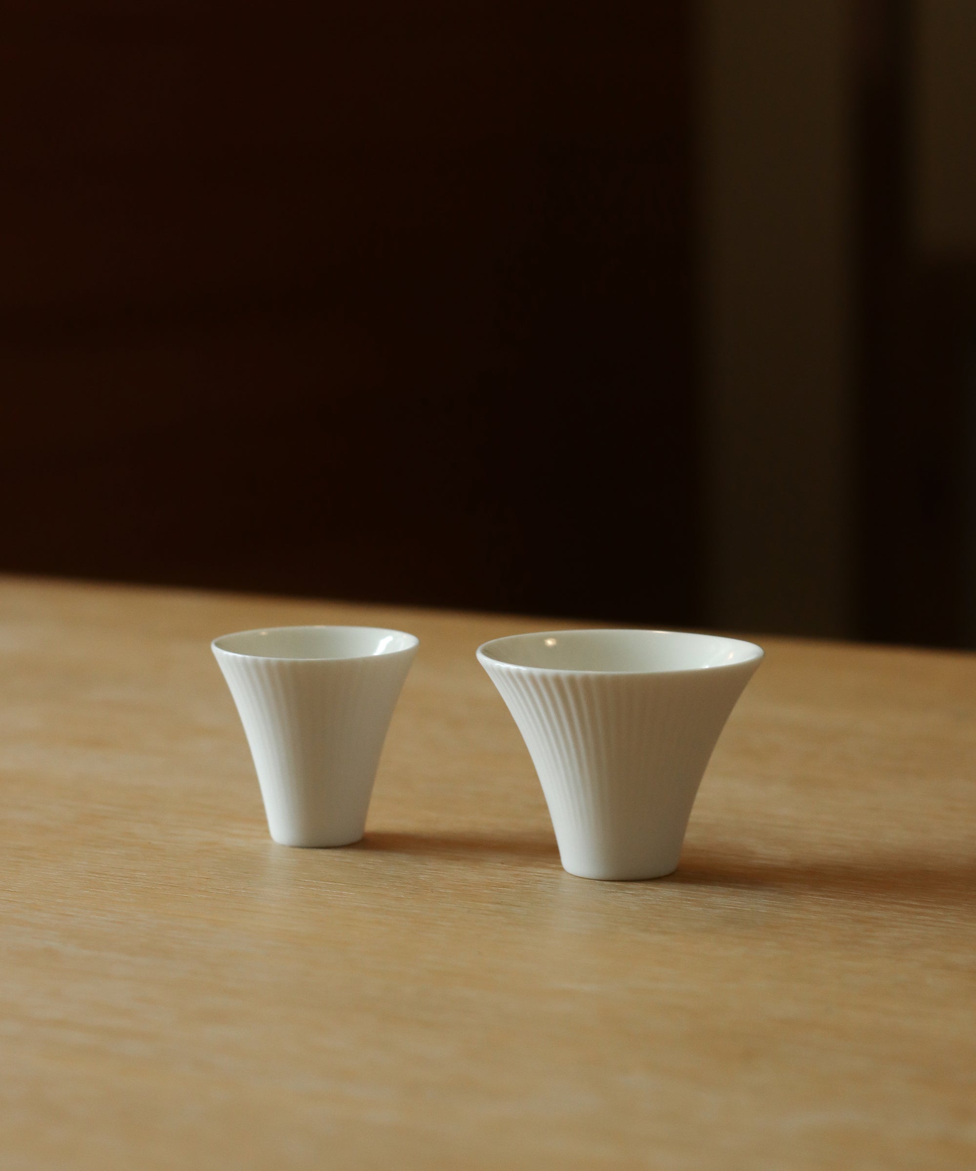 "Leaf" Gaiwan Set side view, elegant curves, handcrafted by Ma Li, Nandao Studio