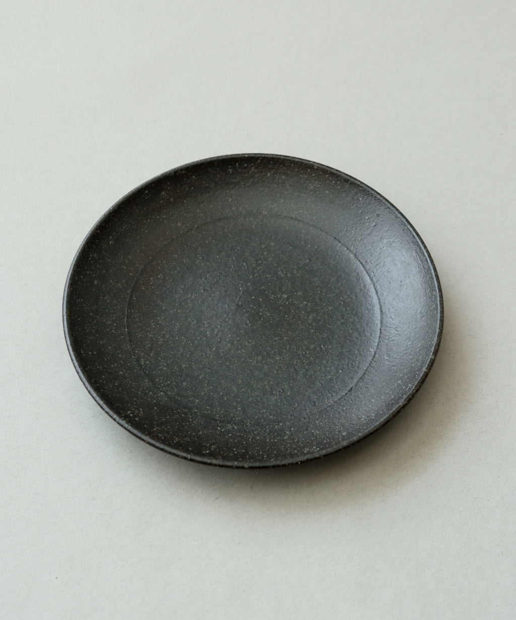 Plate No. 18 side view, handcrafted form, Wang Xinghua, Jingdezhen porcelain
