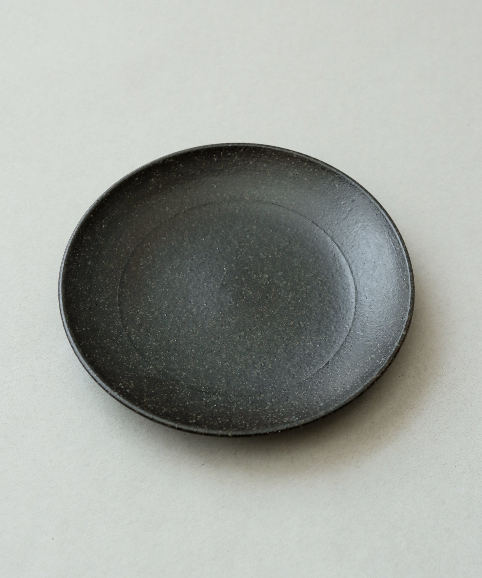 Plate No. 18 side view, handcrafted form, Wang Xinghua, Jingdezhen porcelain