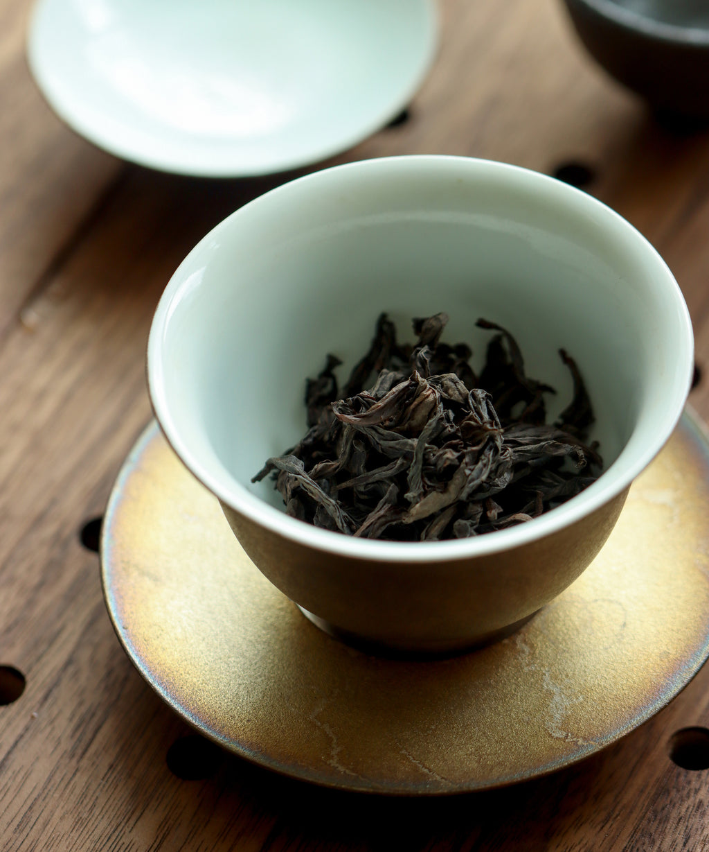 Rougui Shuiliandong liquor with purple flowers and peach notes — true cliff from Water Curtain Cave